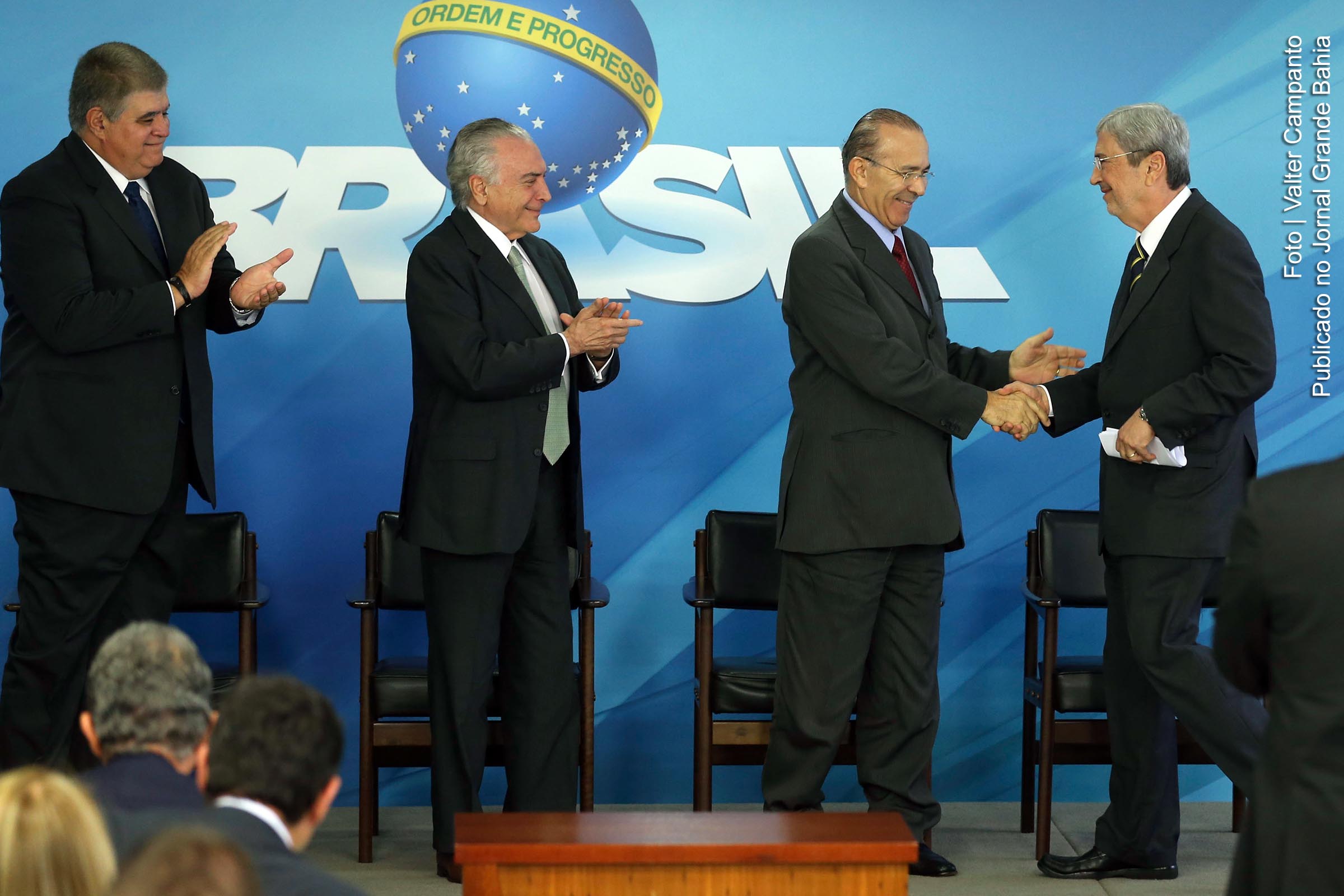 Antônio Imbassahy (PSDB/BA) transmite o cargo de ministro do Governo Temer para Carlos Marun. Liderado político da família Magalhães, Antônio Imbassahy apoiou o Golpe Jurídico/Parlamentar de 2016 e fez parte da usurpação democrática.
