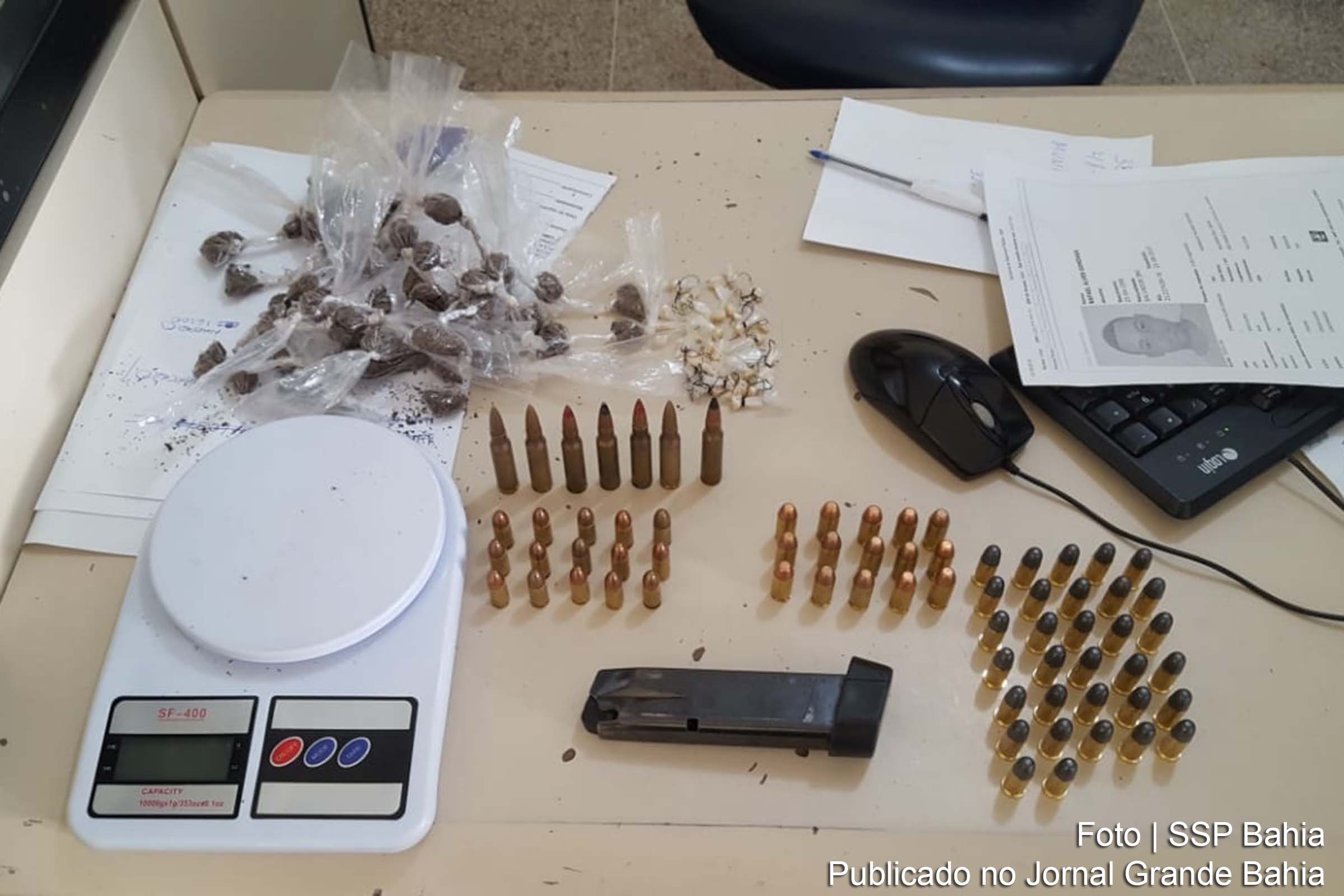 Militares apreendem munições, 48 trouxas de maconha, 38 pedras de crack e uma balança.