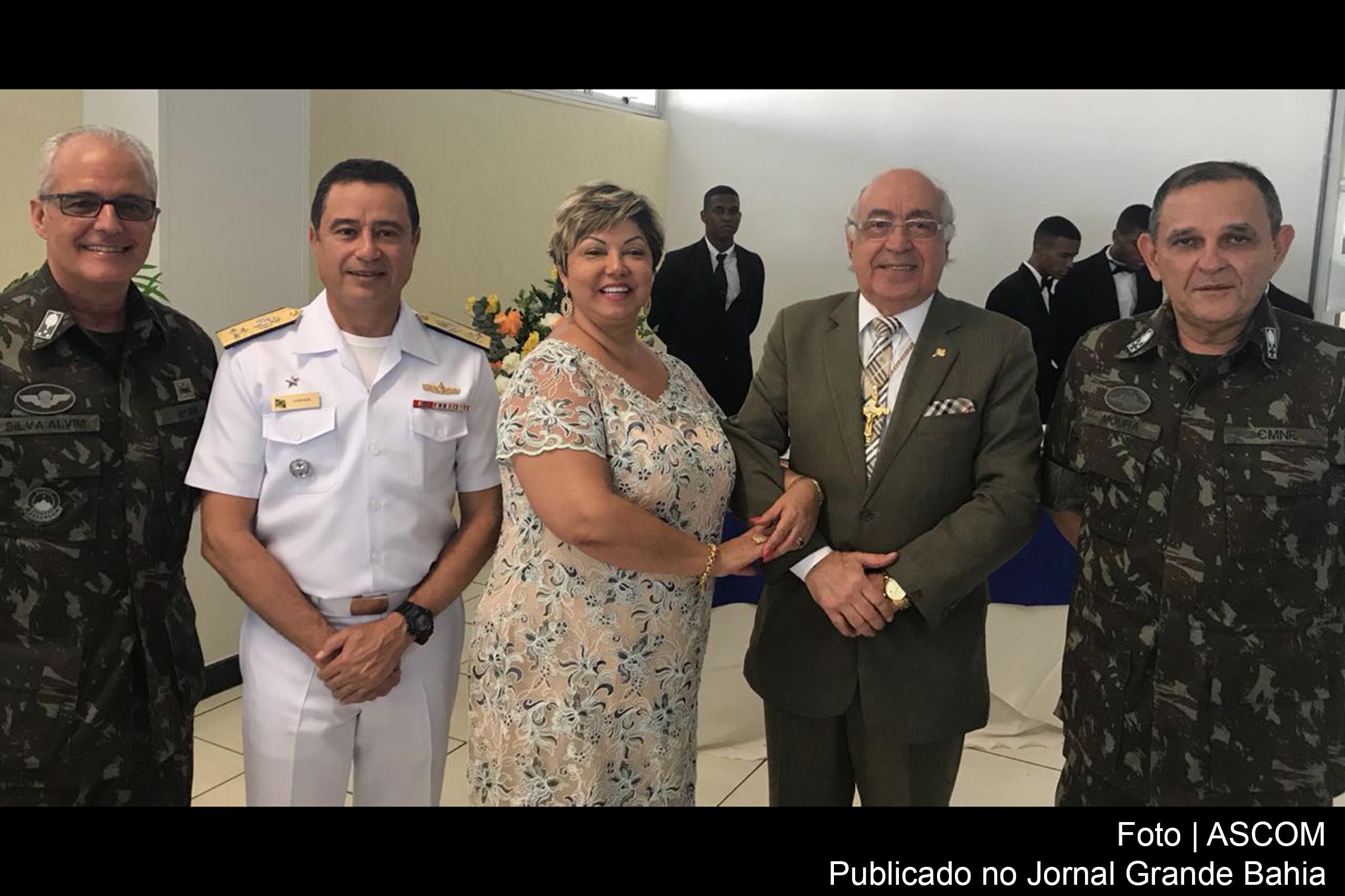 General Silva Alvim, Almirante Garnier, Comandante do II Distrito Naval; Desembargadora do TJBA Gardenia Duarte; Nelson José de Carvalho, diretor da ABI Bahia e o homenageado General de Exército Artur Costa Moura.
