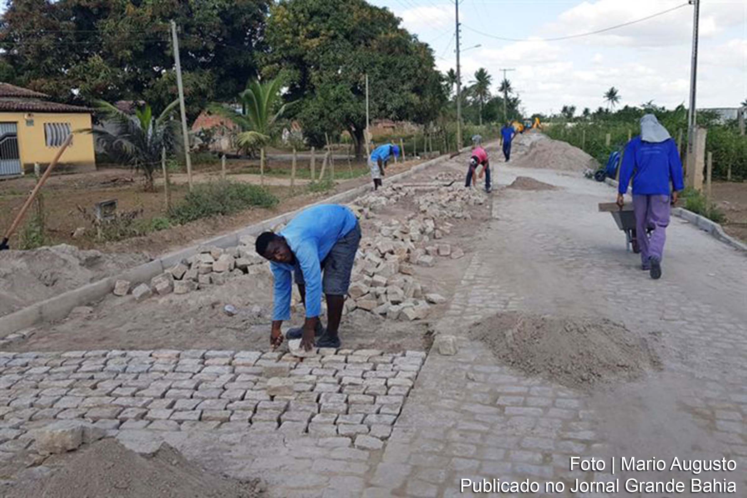 Obra de pavimentação de estrada no Povoado de Terra Dura, localizado no Distrito de Humildes.