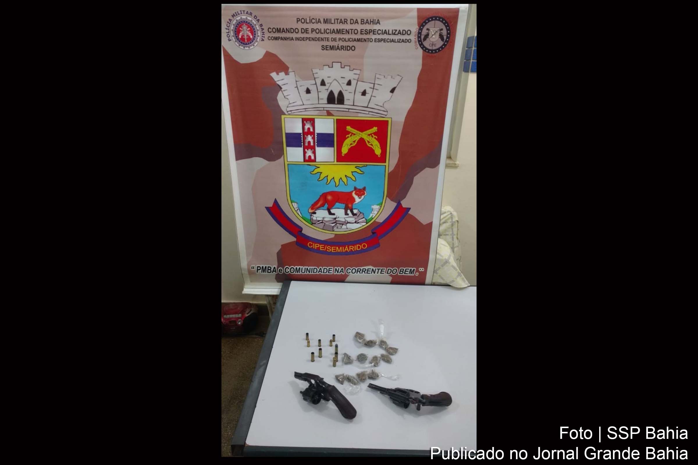 Policiais apreendem dois revólveres, calibres 32 e 38, dez munições e 12 pacotes de maconha.