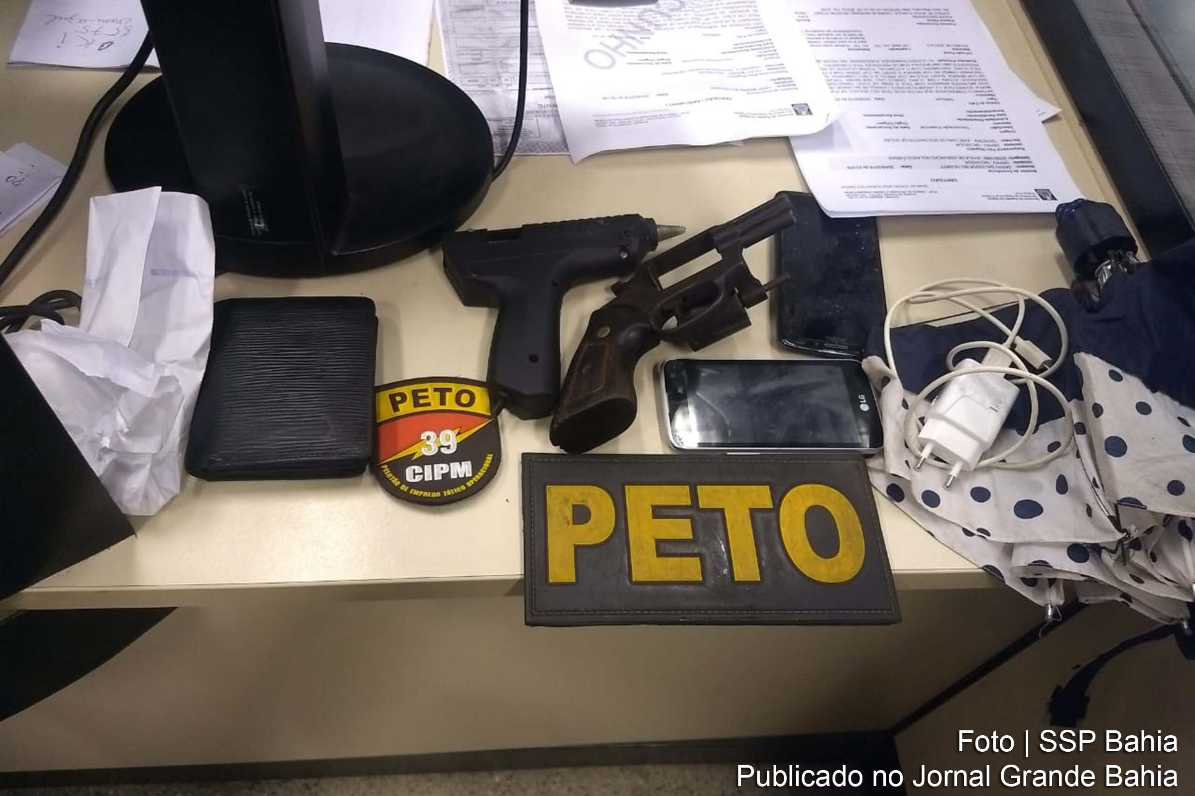 Policiais apreendem revólver calibre 38 com uma munição, simulacro de pistola de cola quente, faca tipo peixeira e carteira.