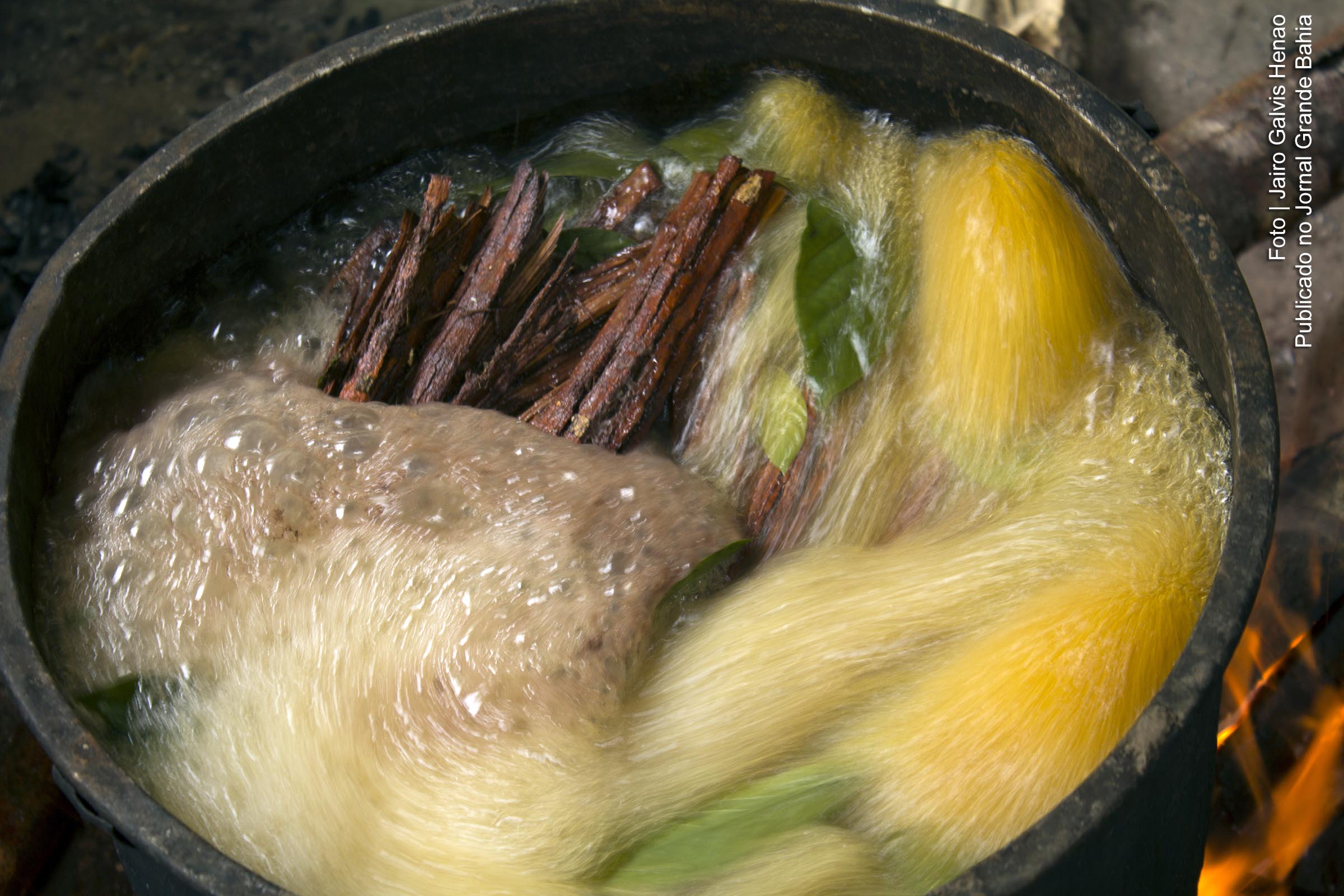 O chá Ayahuasca (Daime ou Vegetal) é preparado através do cozimento do cipó Jagube ou Mariri (Banisteriopsis caapi) e da folha Rainha ou Chacrona (Psycotria viridis) — naturais da região amazônica.