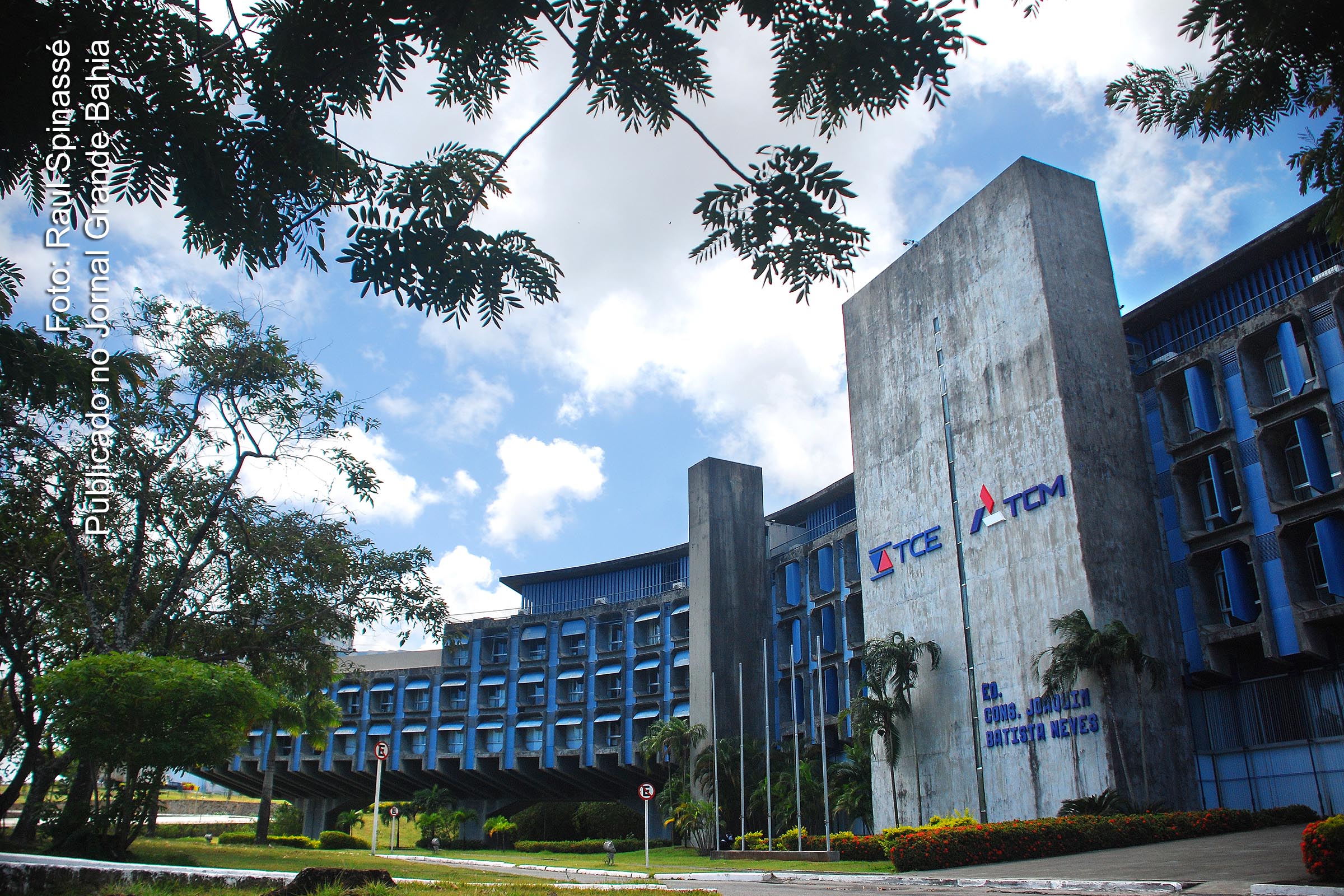 TCE e TCM da Bahia apuram desvios por acúmulo indevido de função.