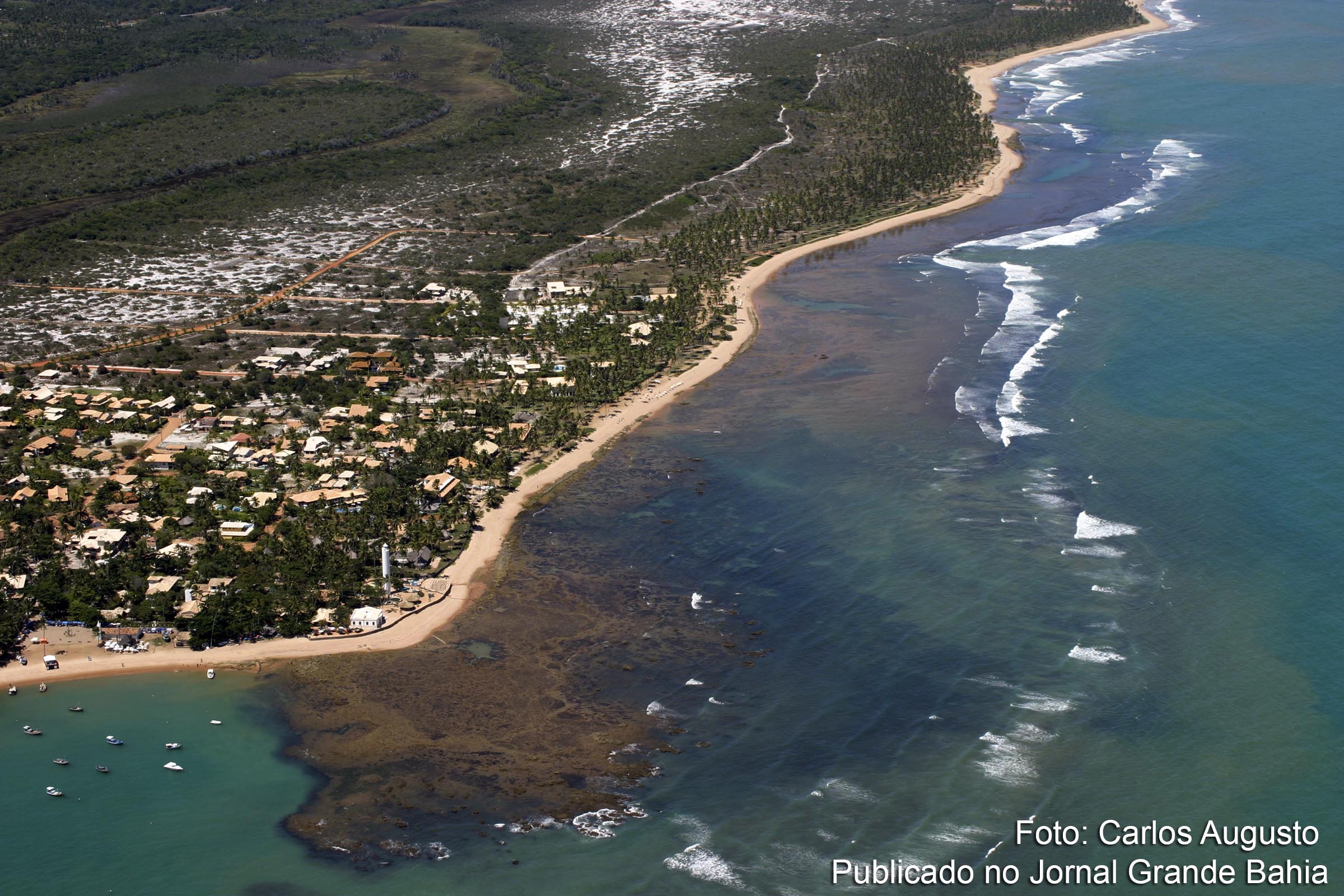 Vista aérea de trecho do litoral de Praia do Forte, em Mata de São João.