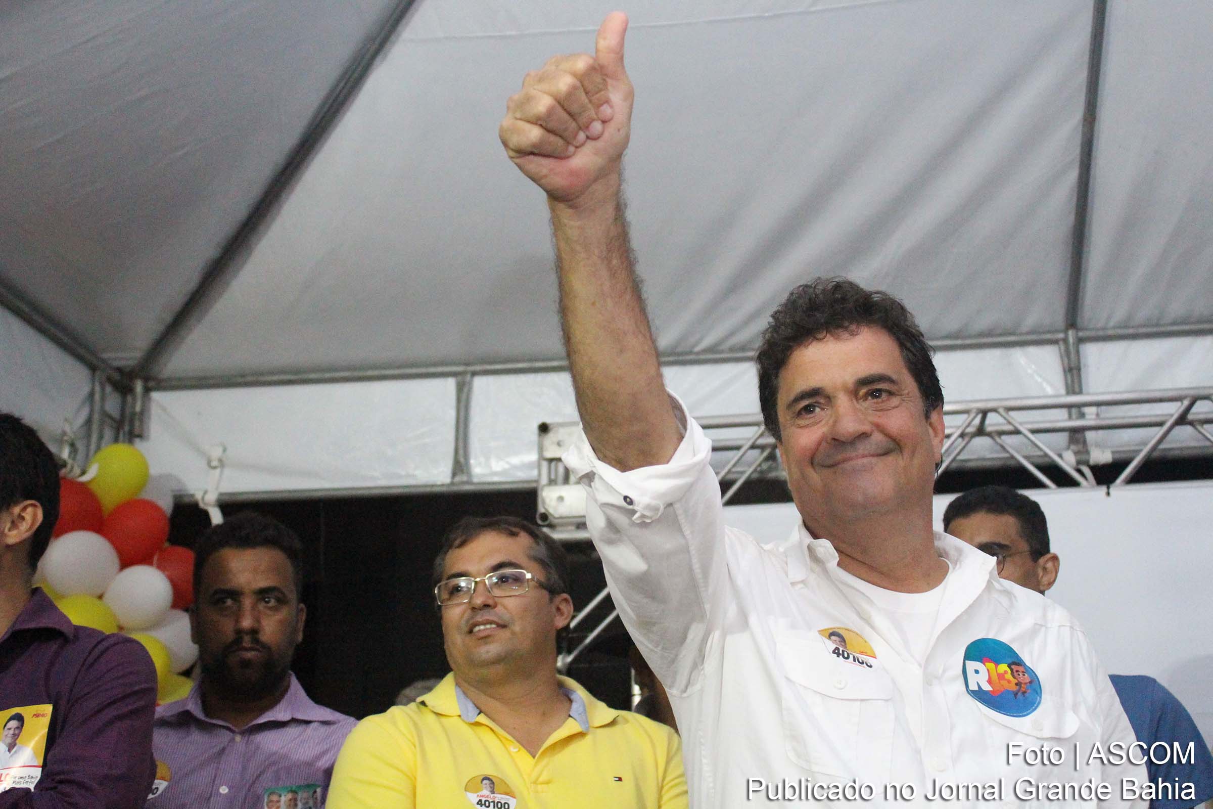 Angelo Almeida inaugura comitê e pede voto para deputado estadual.