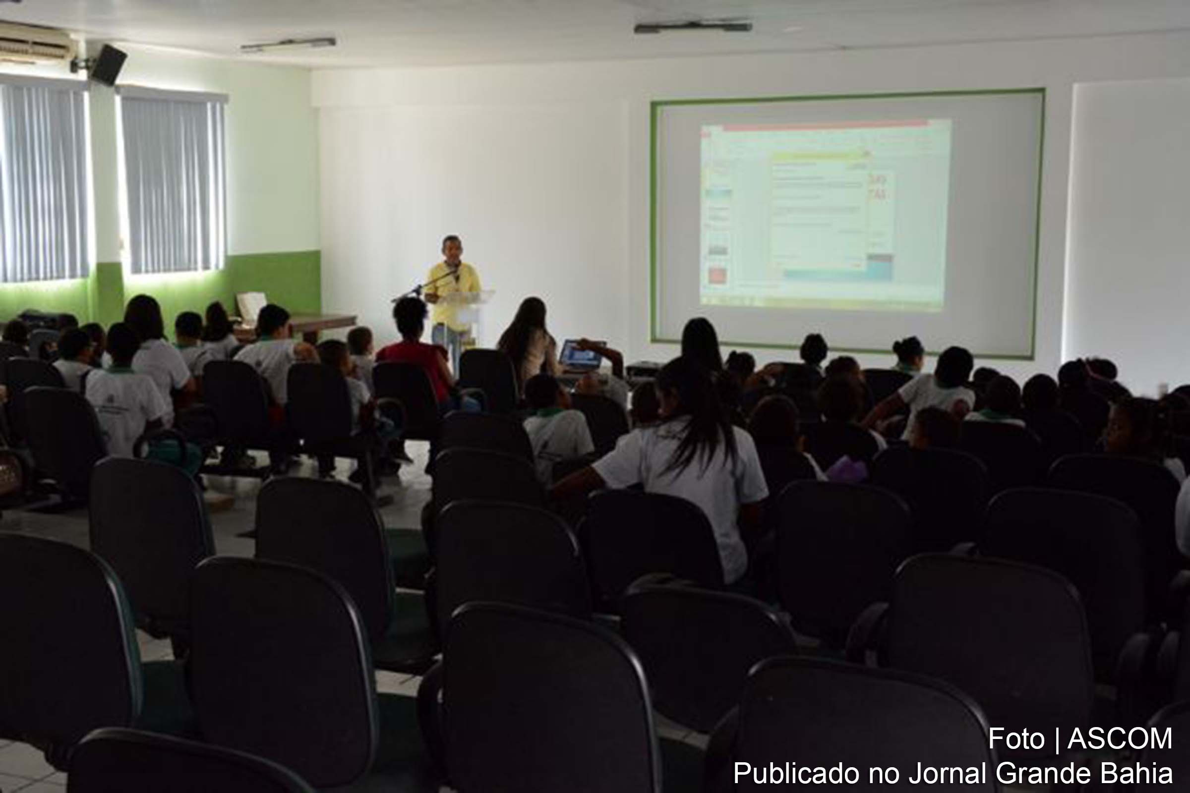 Alunos participaram de atividade no 35º Batalhão de Infantaria e assistiram à vídeo educativo.