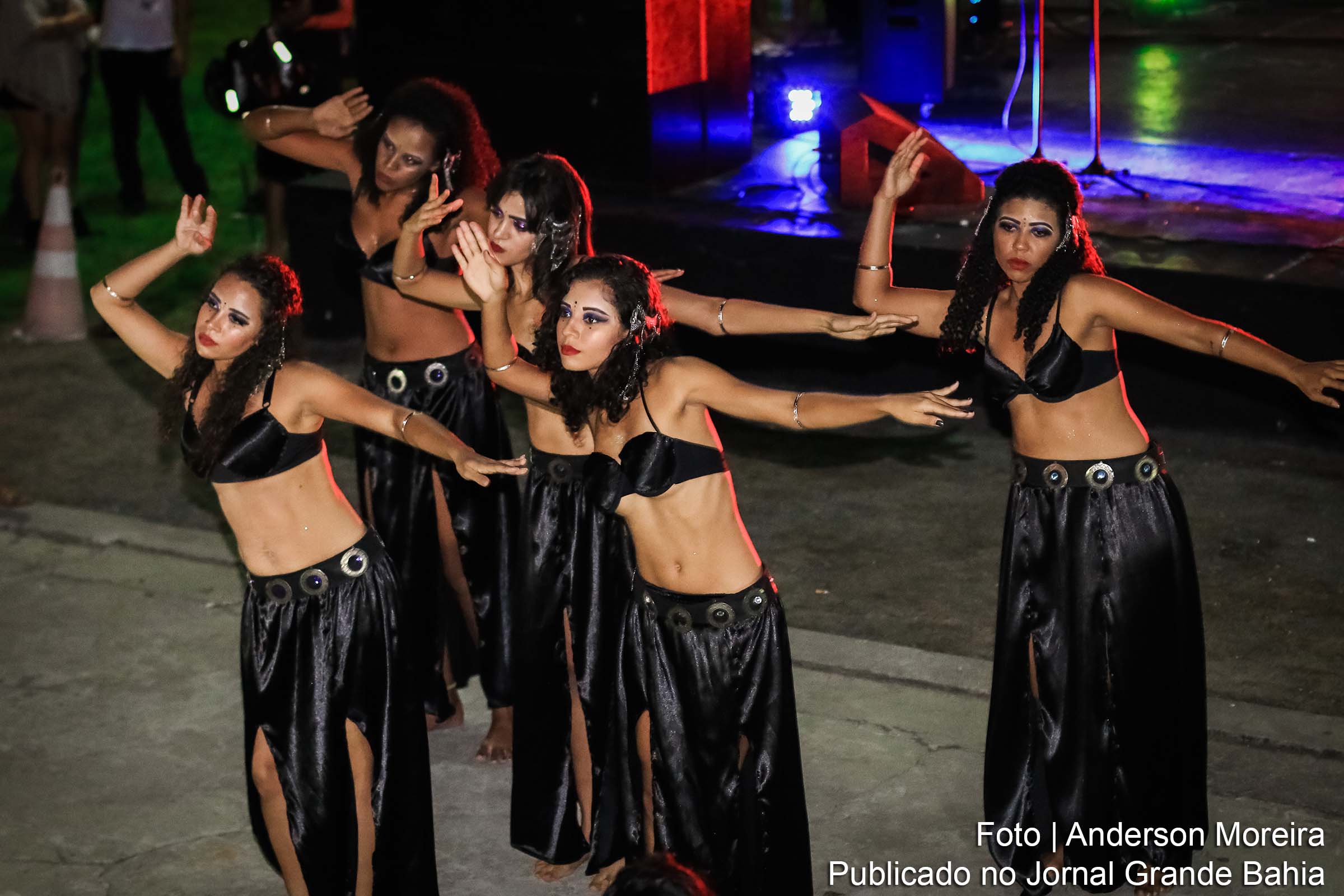 Apresentação de dança no Baile Surrealista.
