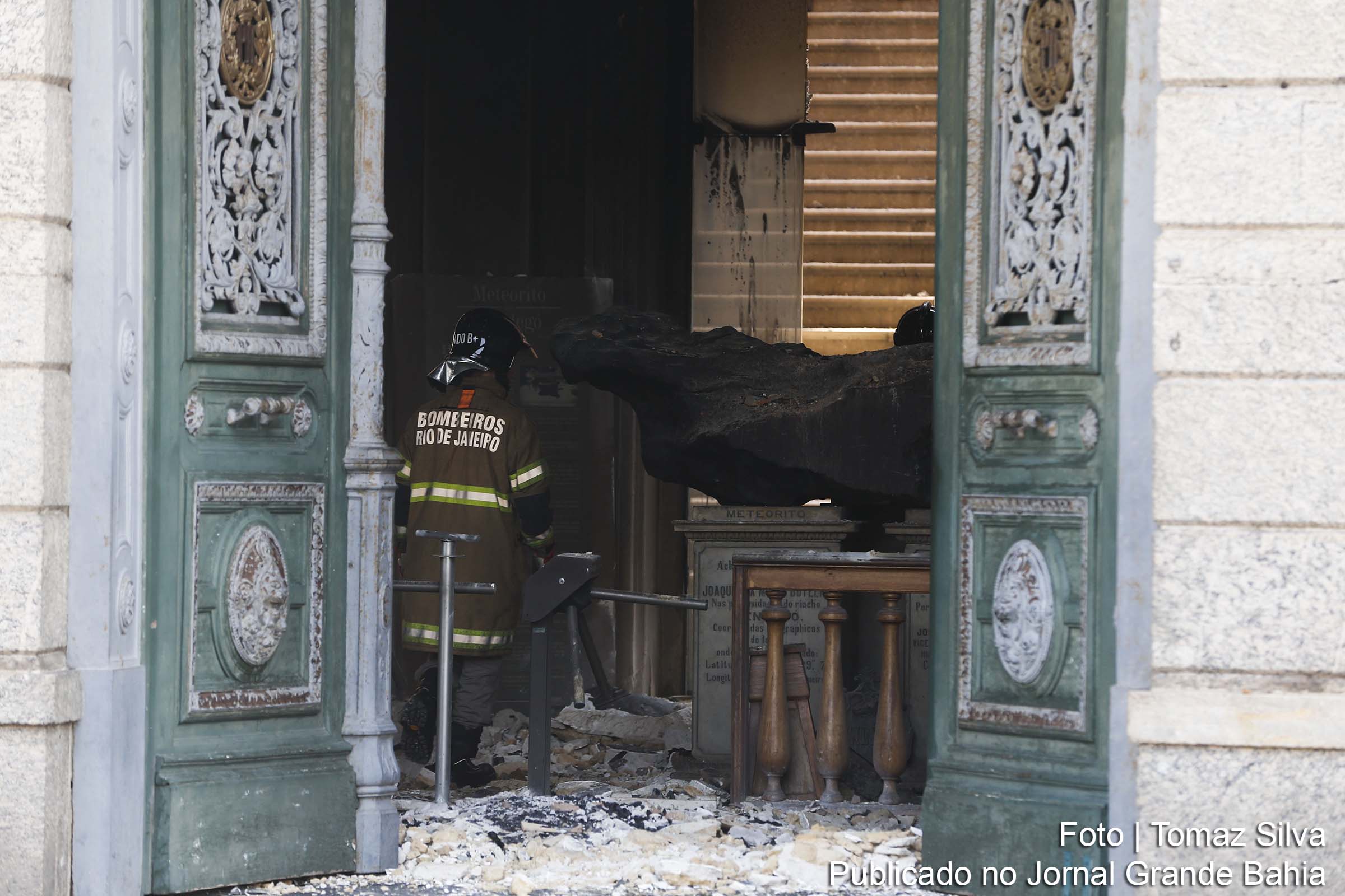 Bombeiram trabalham após incêndio no Museu Nacional.