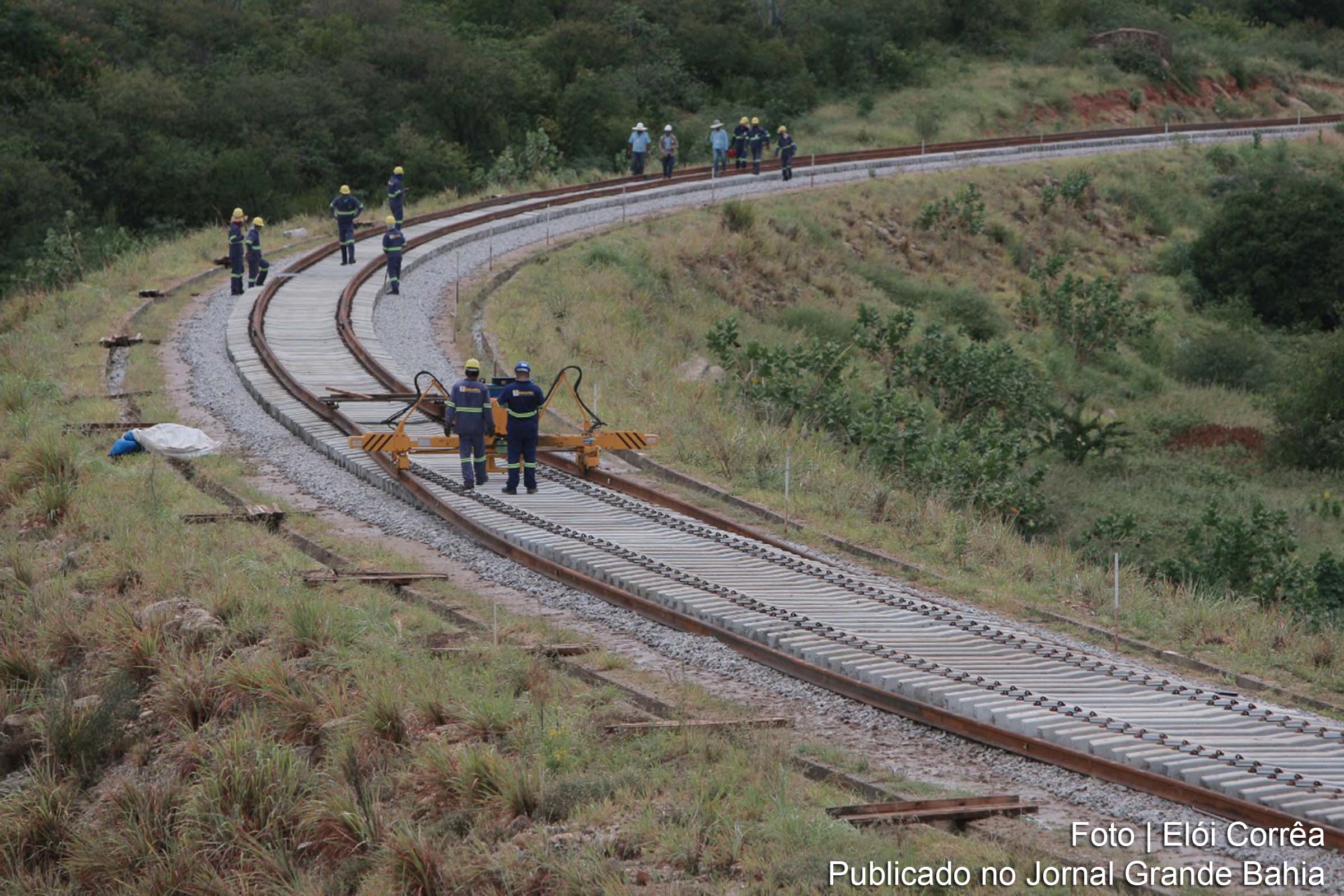 Construção da Ferrovia de Integração Oeste Leste.