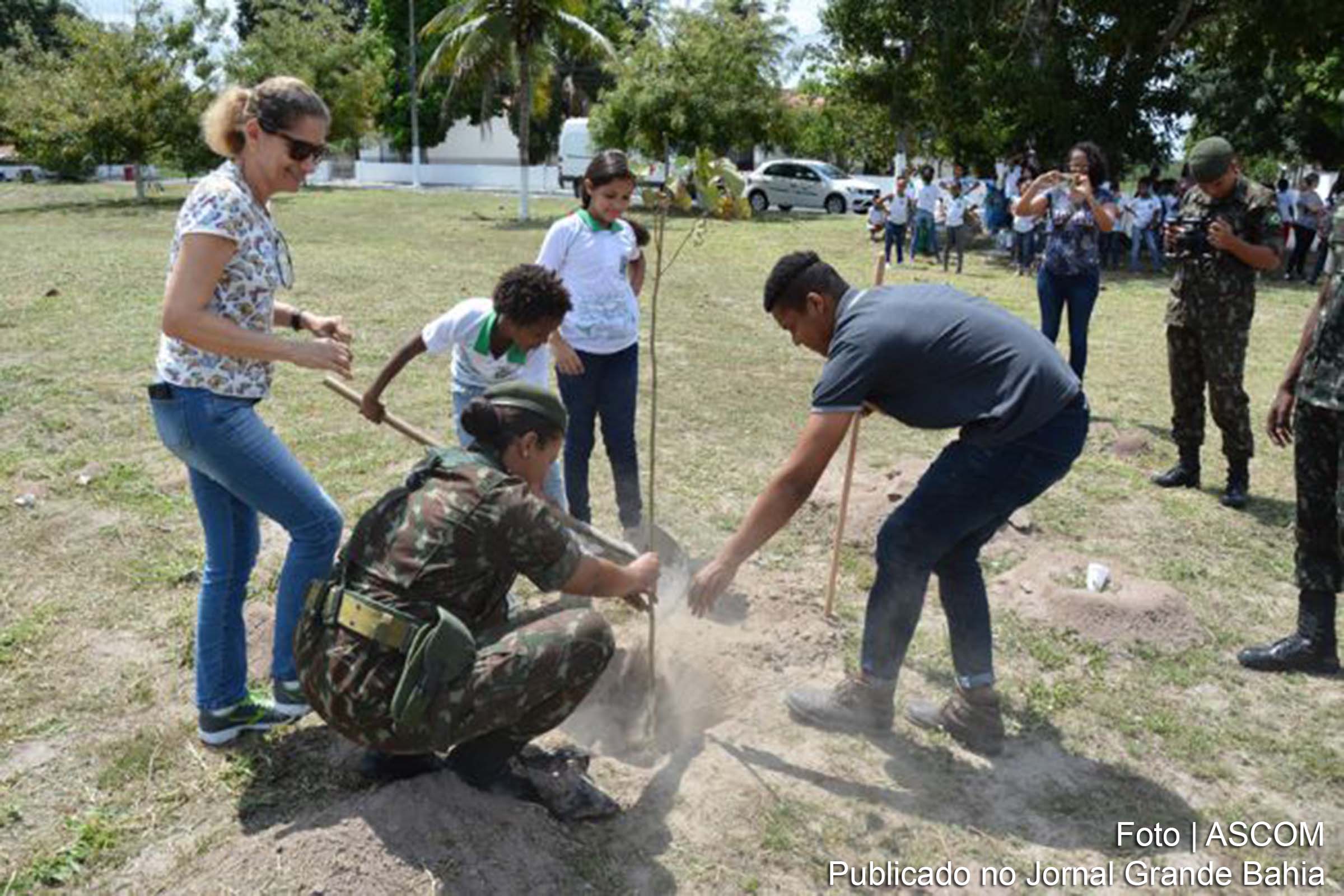 Estudantes da rede municipal plantam mudas no 35º Batalhão de Infantaria.
