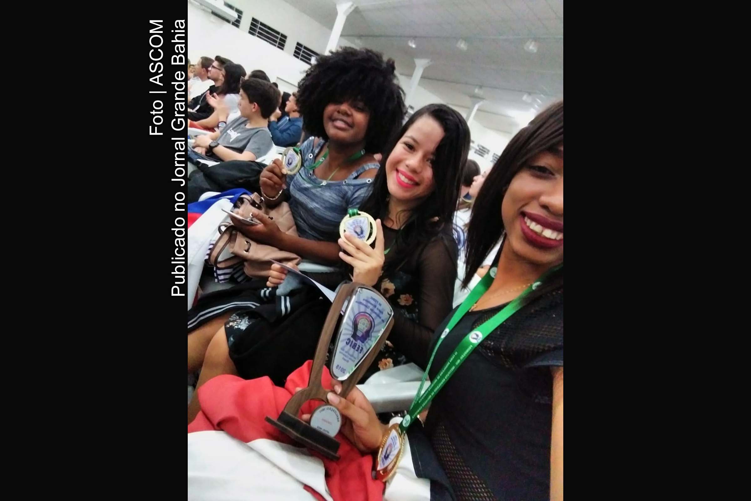 As estudantes Adrielle Bispo, Islaine Medeiros e Tailane Menezes conquistam o 1º lugar na categoria Destaque em Inclusão Social, na Feira Brasileira de Iniciação Científica.