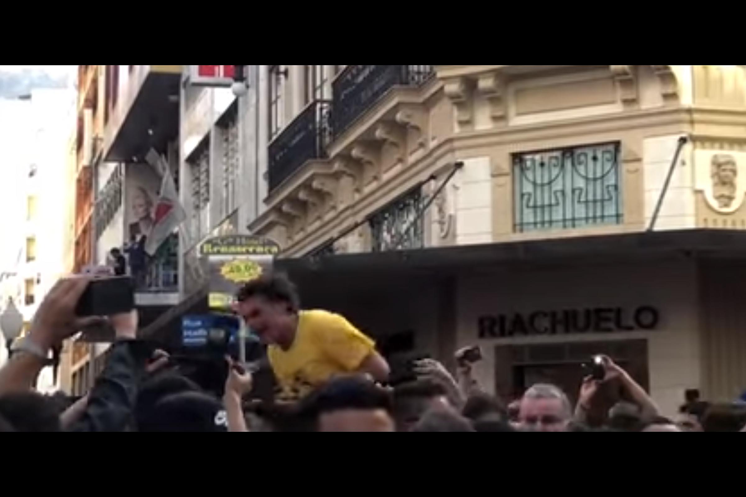 Imagem registra momento em que Jair Bolsonaro é atingido por facada na região do abdome.
