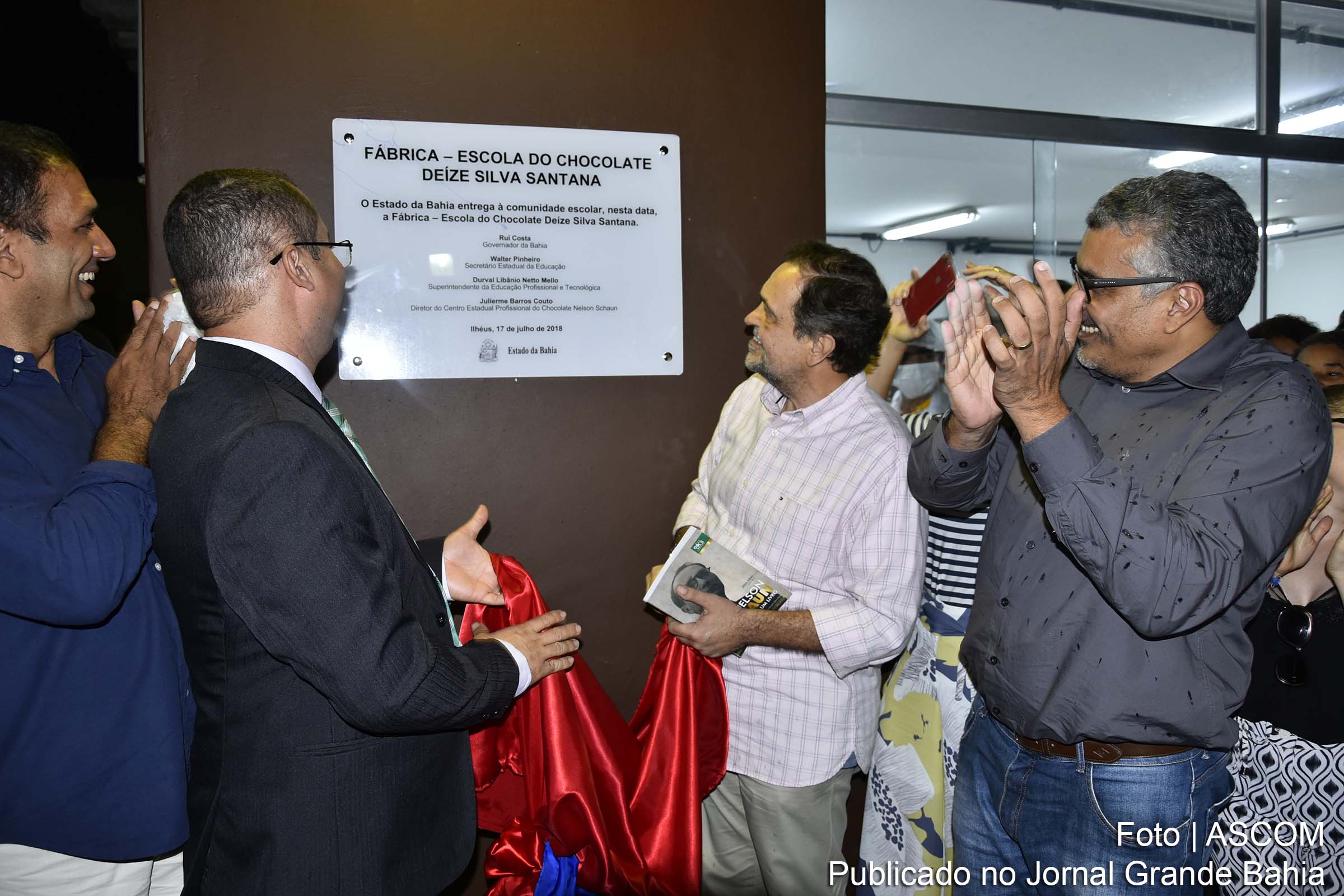 Secretário estadual Walter Pinheiro inaugura Fábrica Escola de Chocolate.