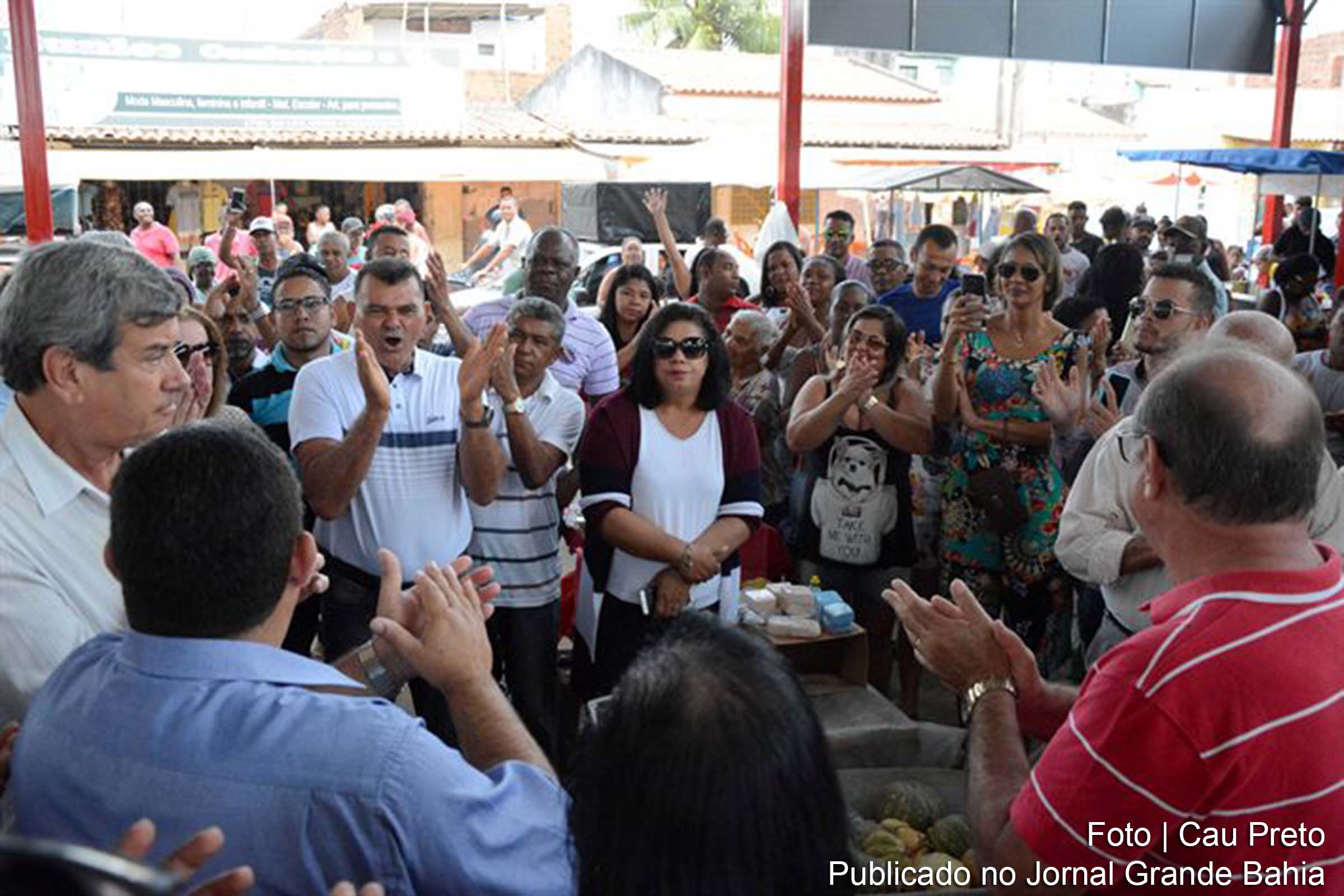 Prefeito Colbert Martins durante a inauguração da cobertura da feirinha do George Américo.