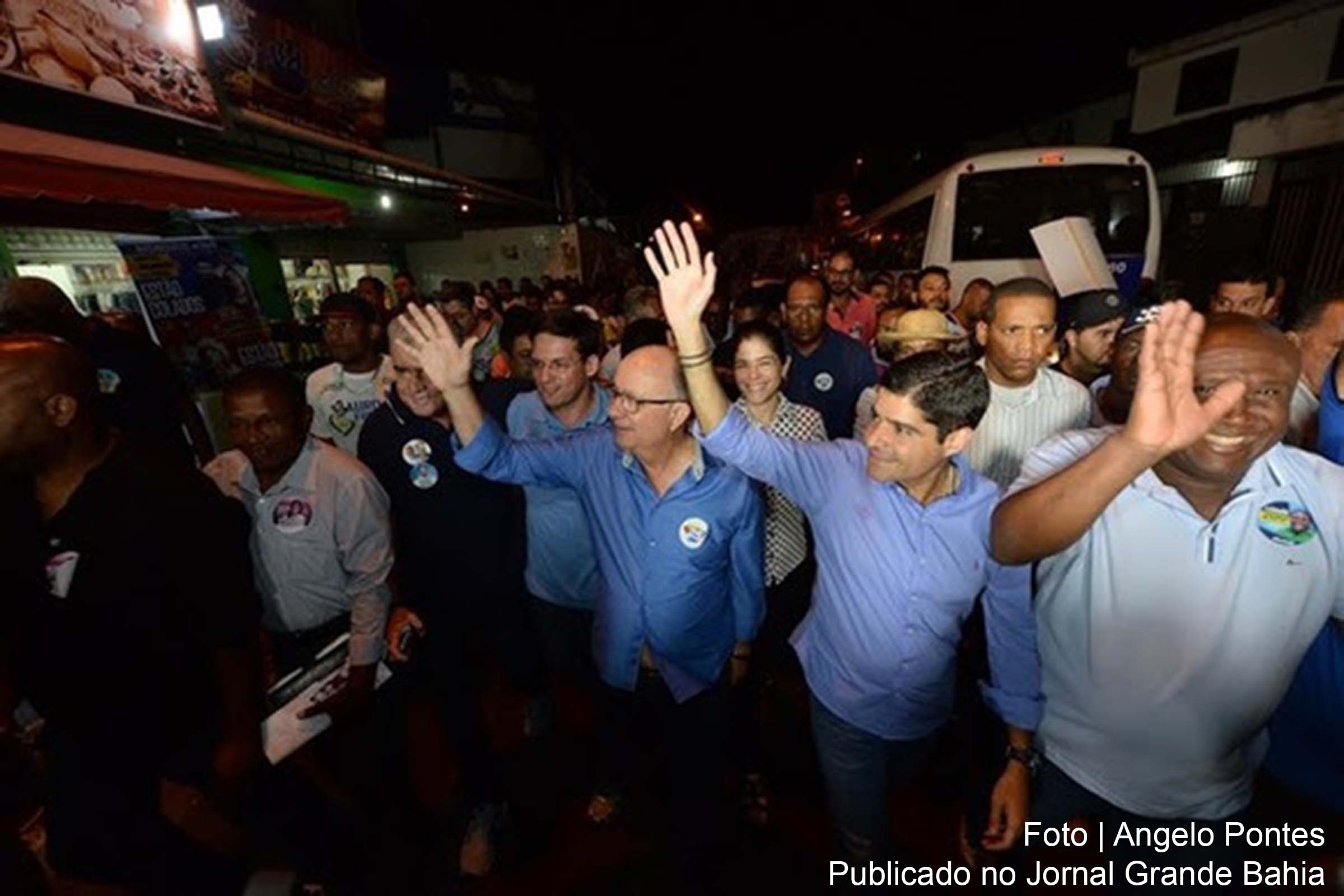 José Ronaldo e ACM Neto participam de caminhada de campanha.
