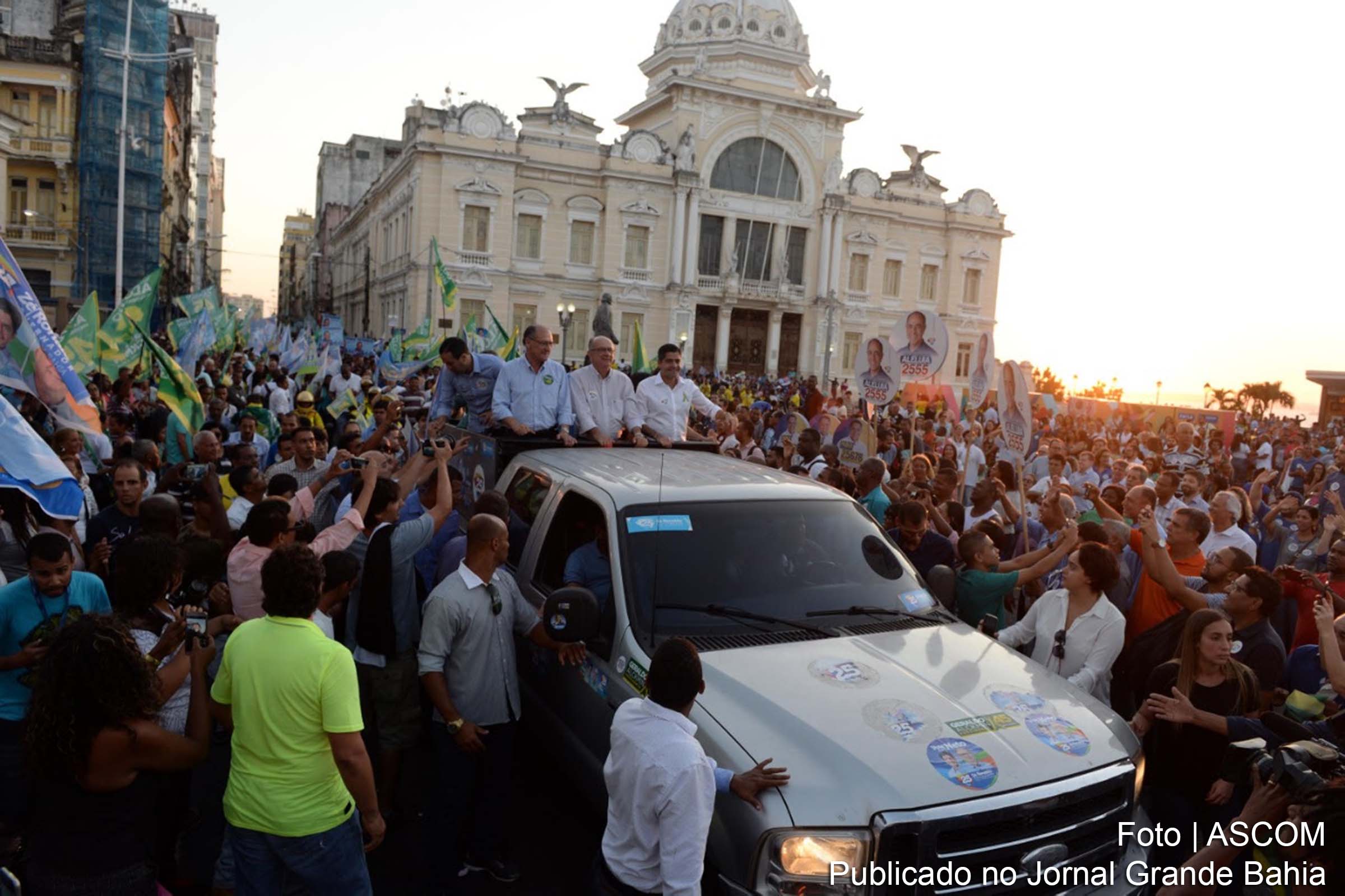 Geraldo Alckmin e José Ronaldo durante ato de campanha eleitoral em Salvador.