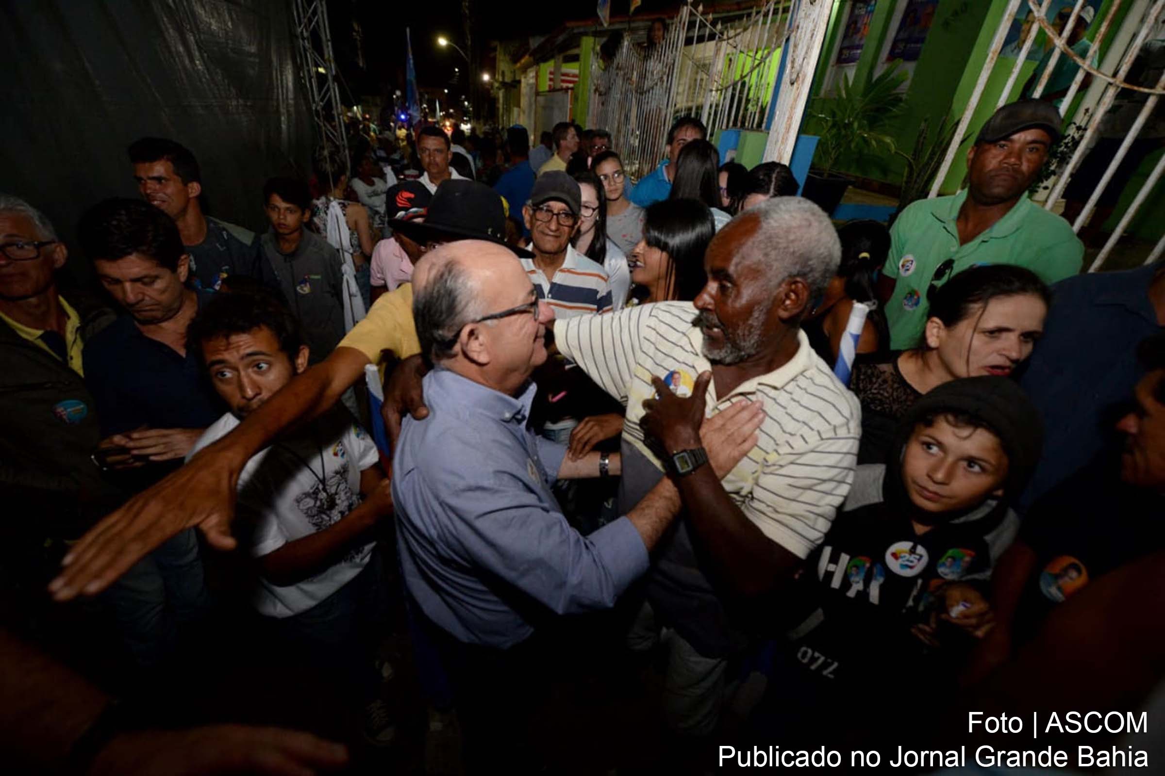José Ronaldo realizou comício em sua cidade natal, Paripiranga.