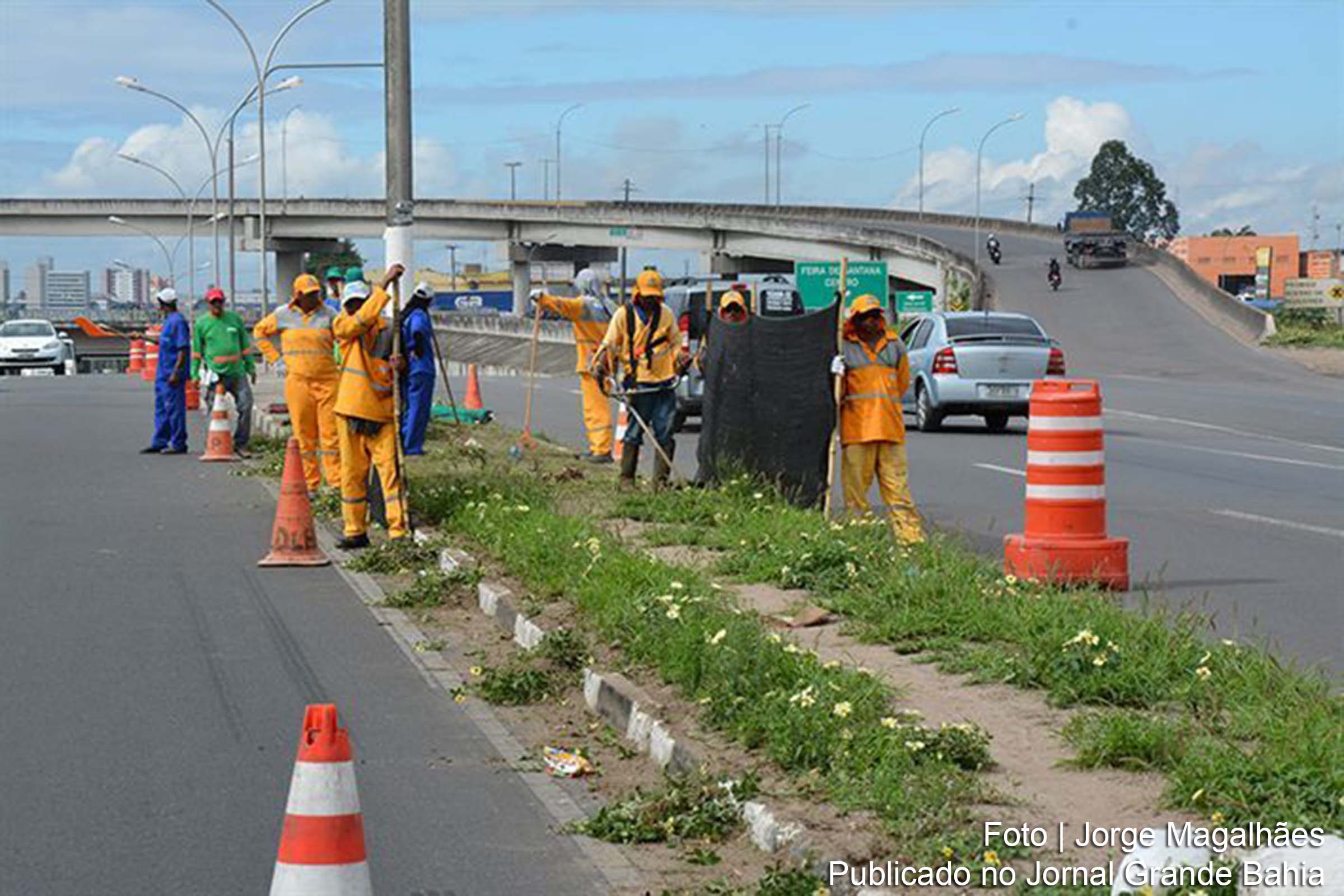 Mutirão de limpeza realizado por agentes da Secretaria de Serviços Públicos.