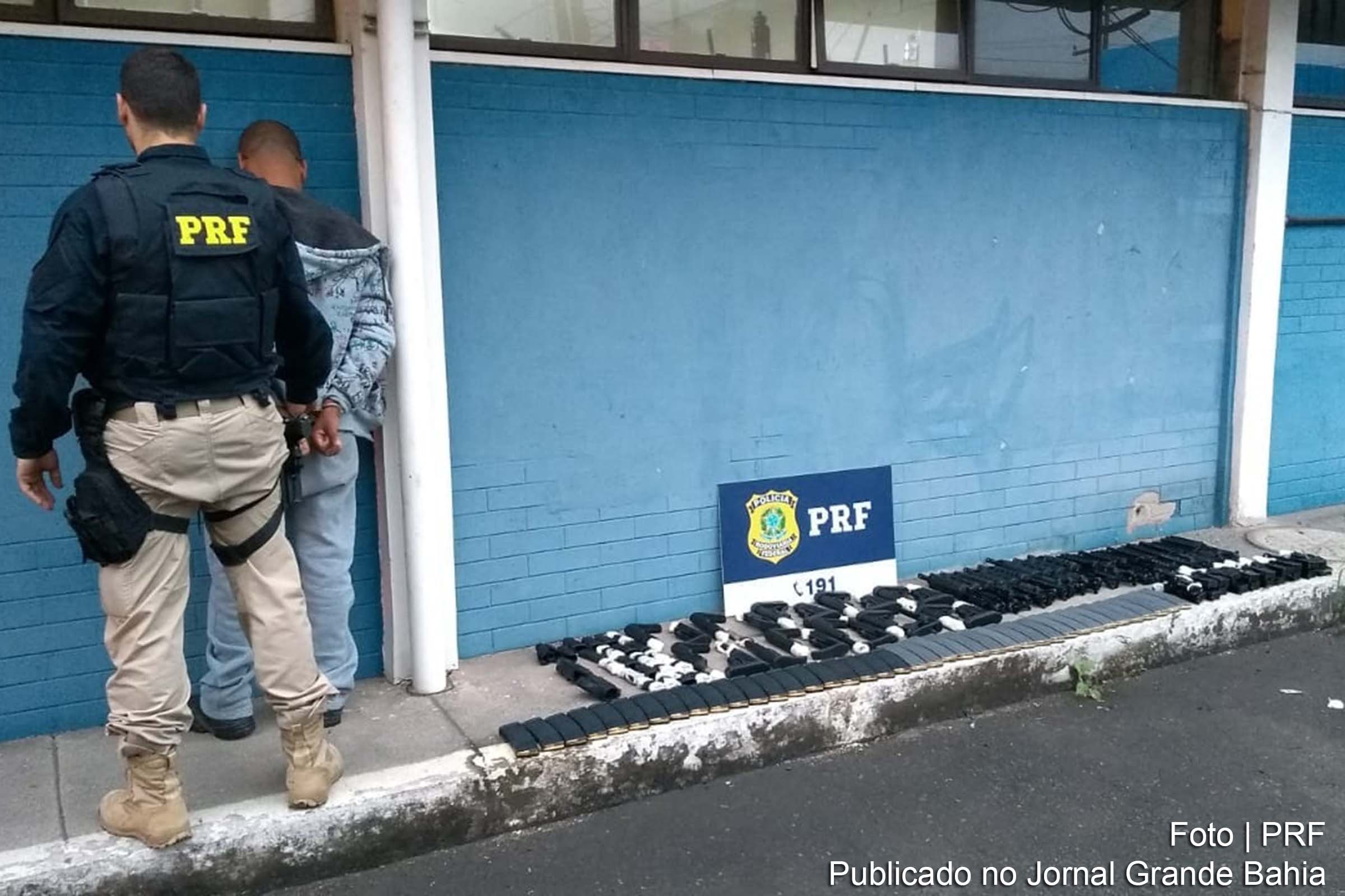 PRF apreende 20 fuzis destinados à quadrilha do Complexo da Maré.