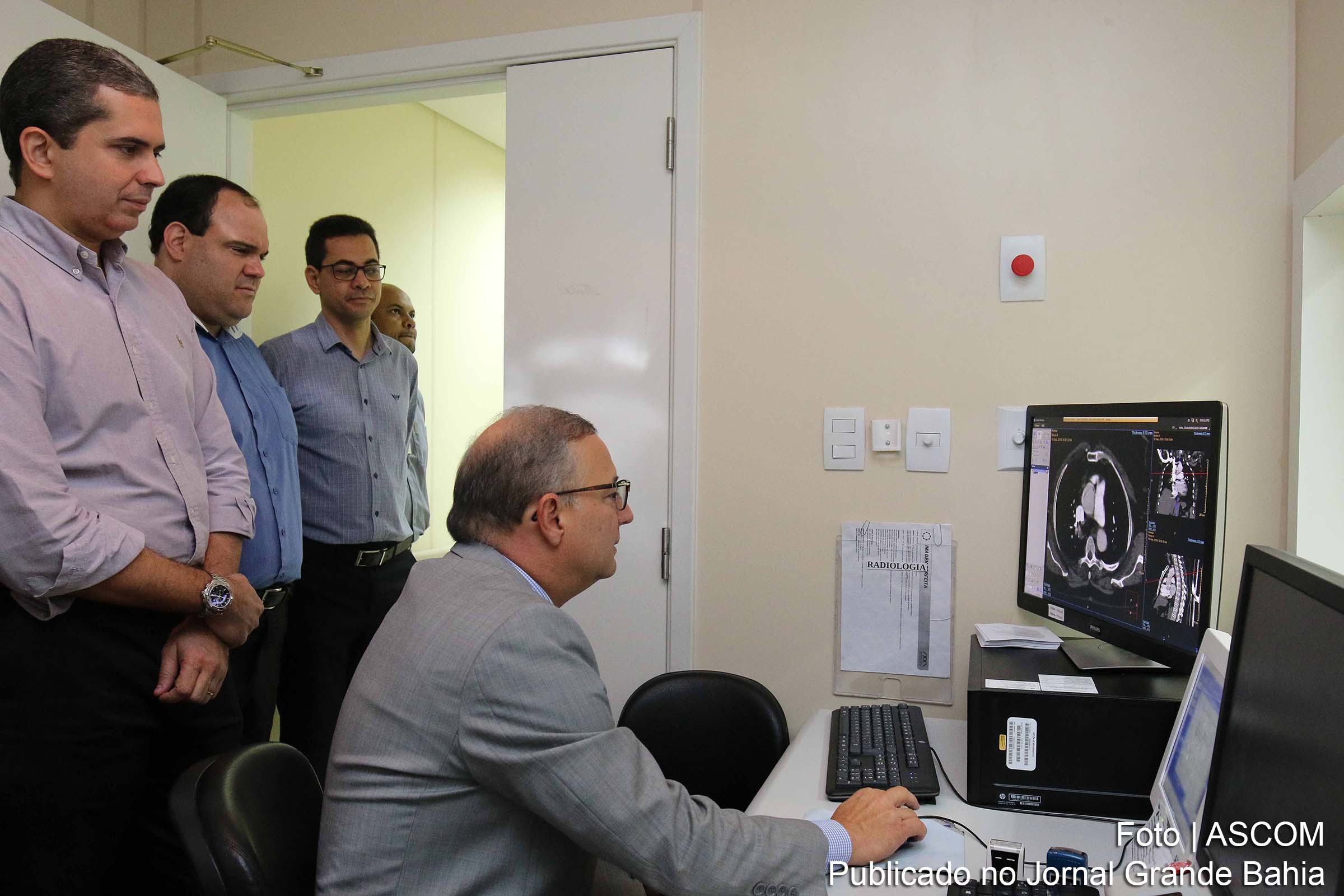 Secretário Fábio Vilas-Boas analisa tomografia computadorizada da paciente de número 1 milhão atendida através da Parceria Público-Privada de Imagem.