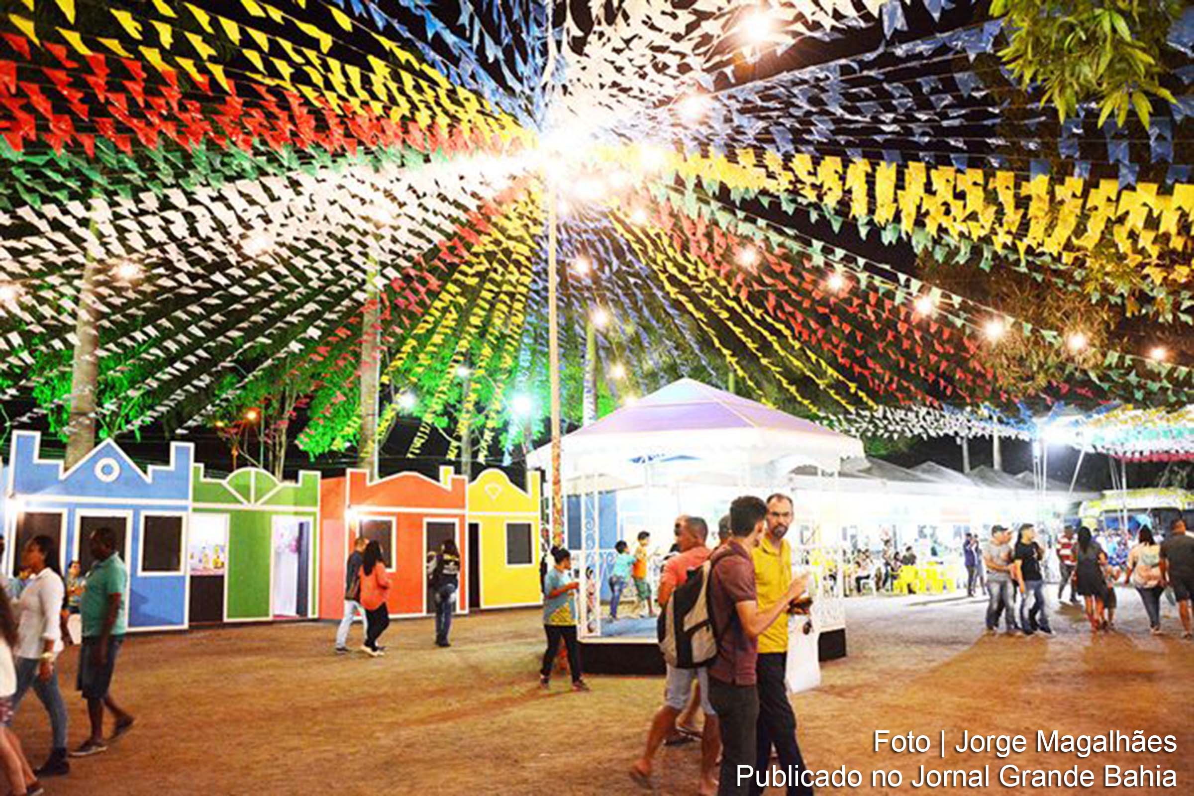 Foram instalados refletores em pontos estratégicos, principalmente nos corredores e entorno.
