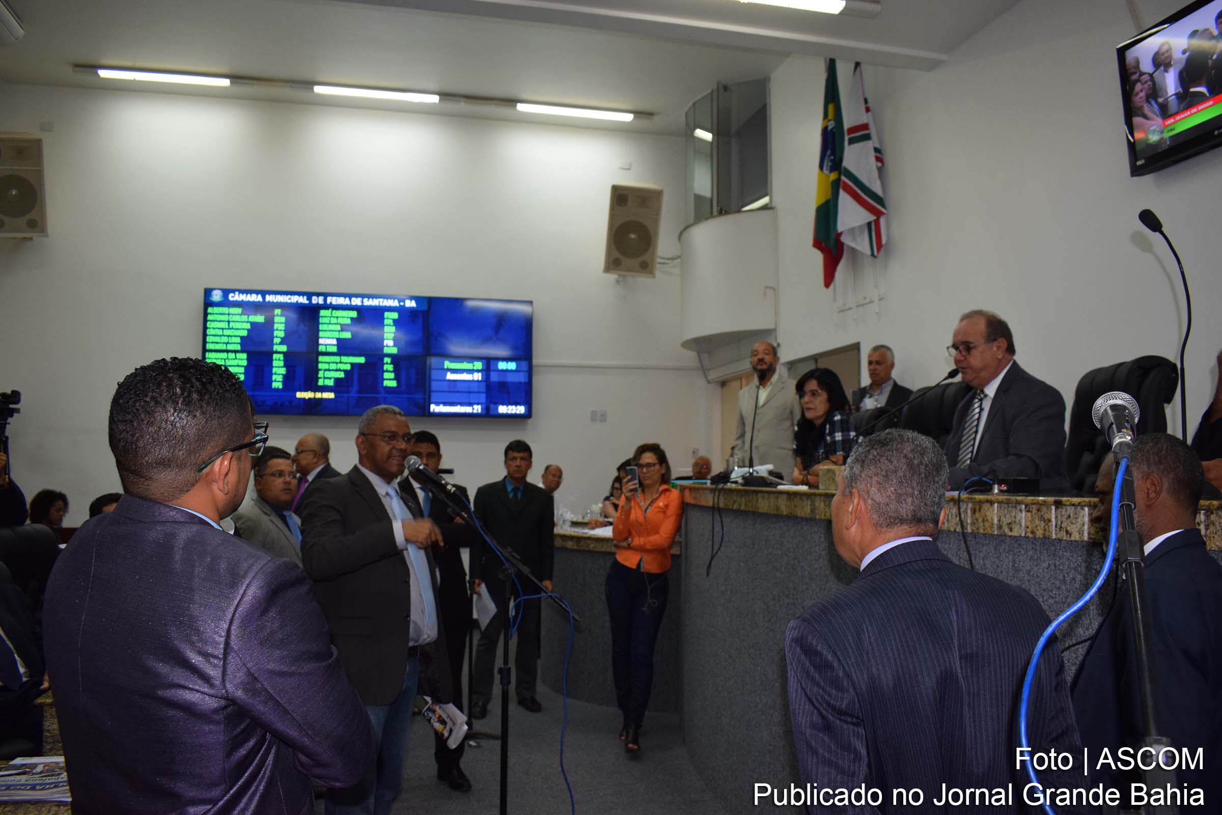 Câmara Municipal de Feira de Santana aprova Projeto de Decreto Legislativo que dispõe sobre concessão da Comenda Maria Quitéria ao tenente da Polícia Militar David Nero.