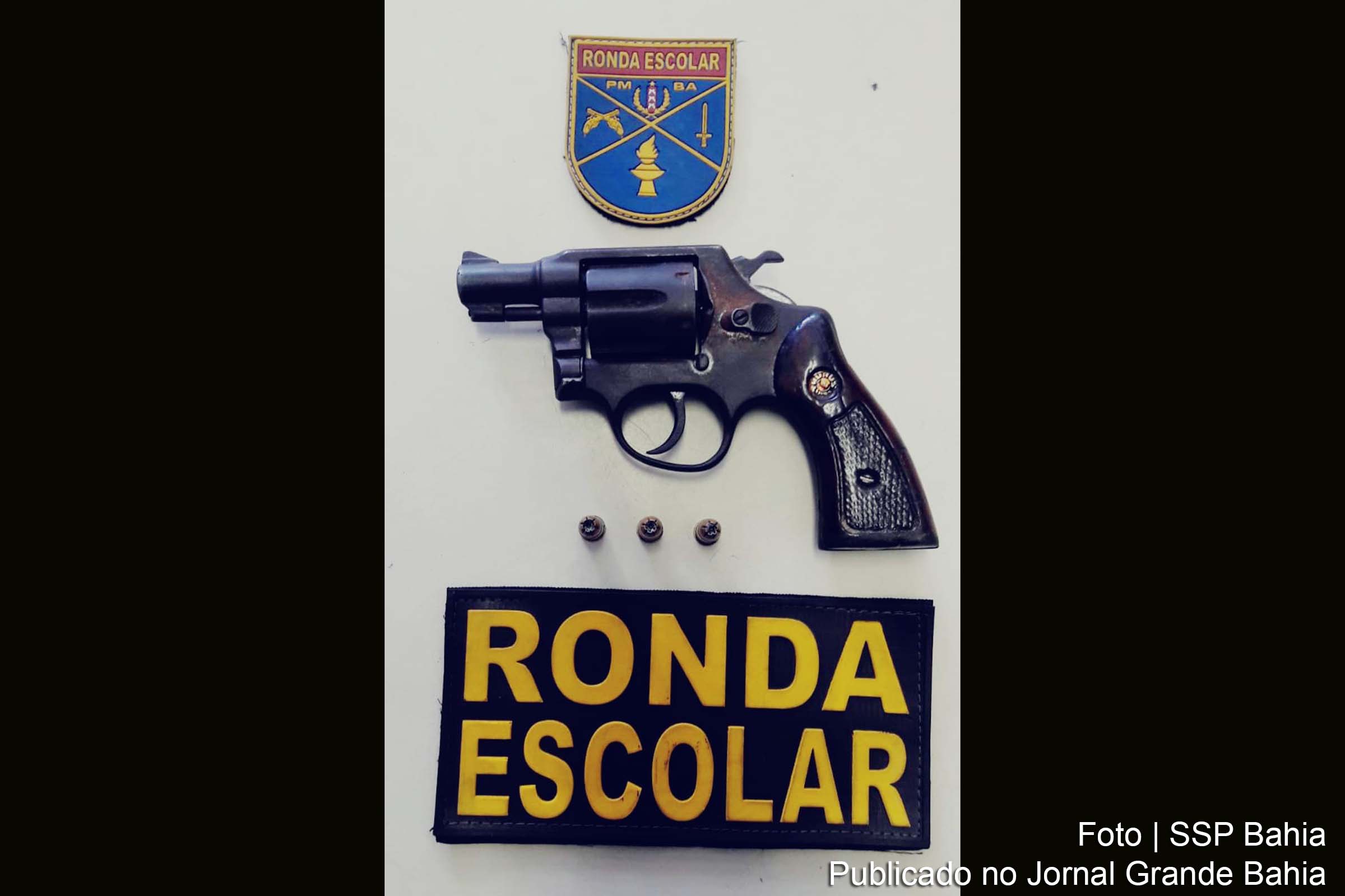 Policiais apreendem revólver calibre 38.
