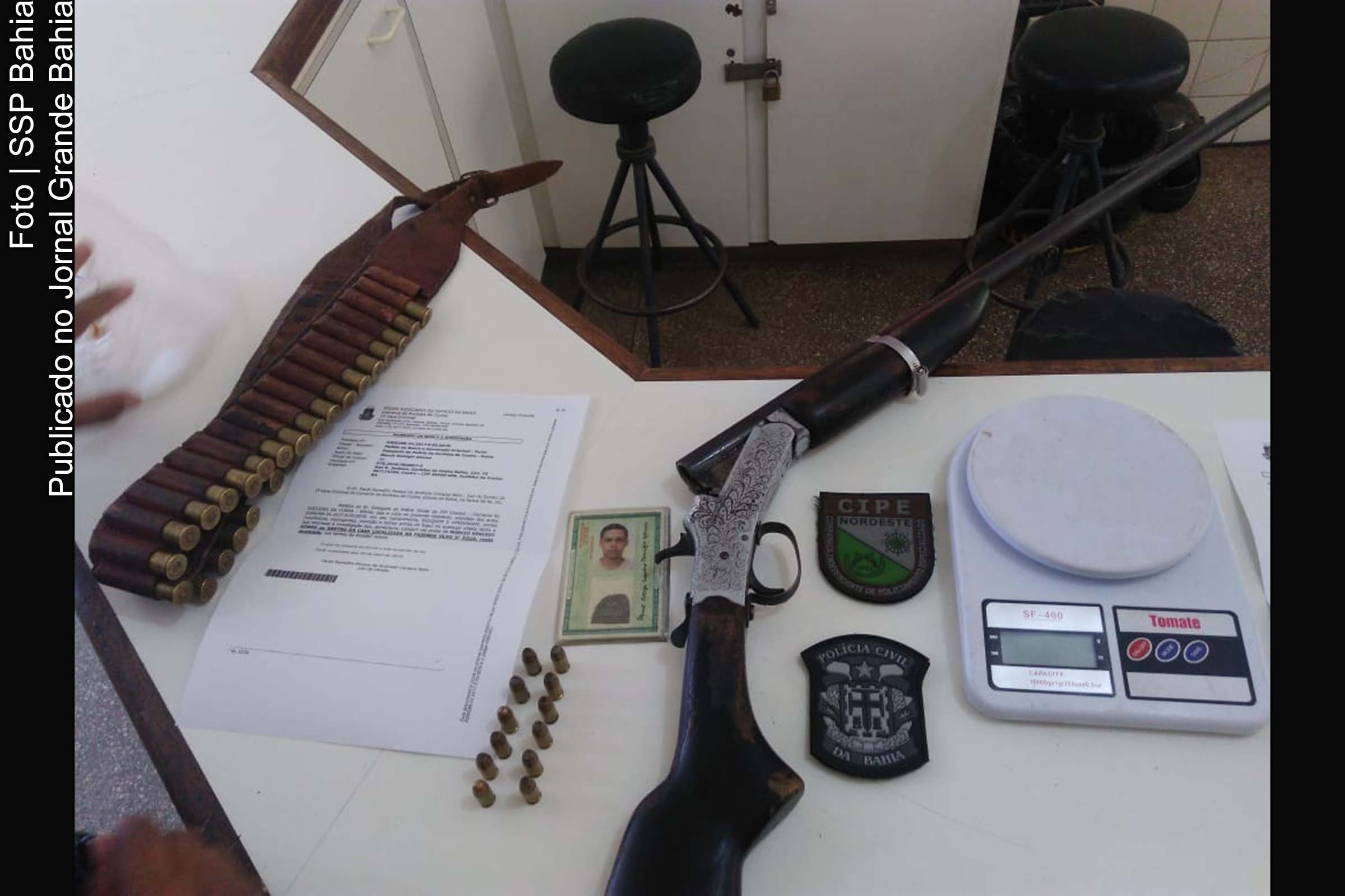 Policiais apreenderam munições de diversos calibres.