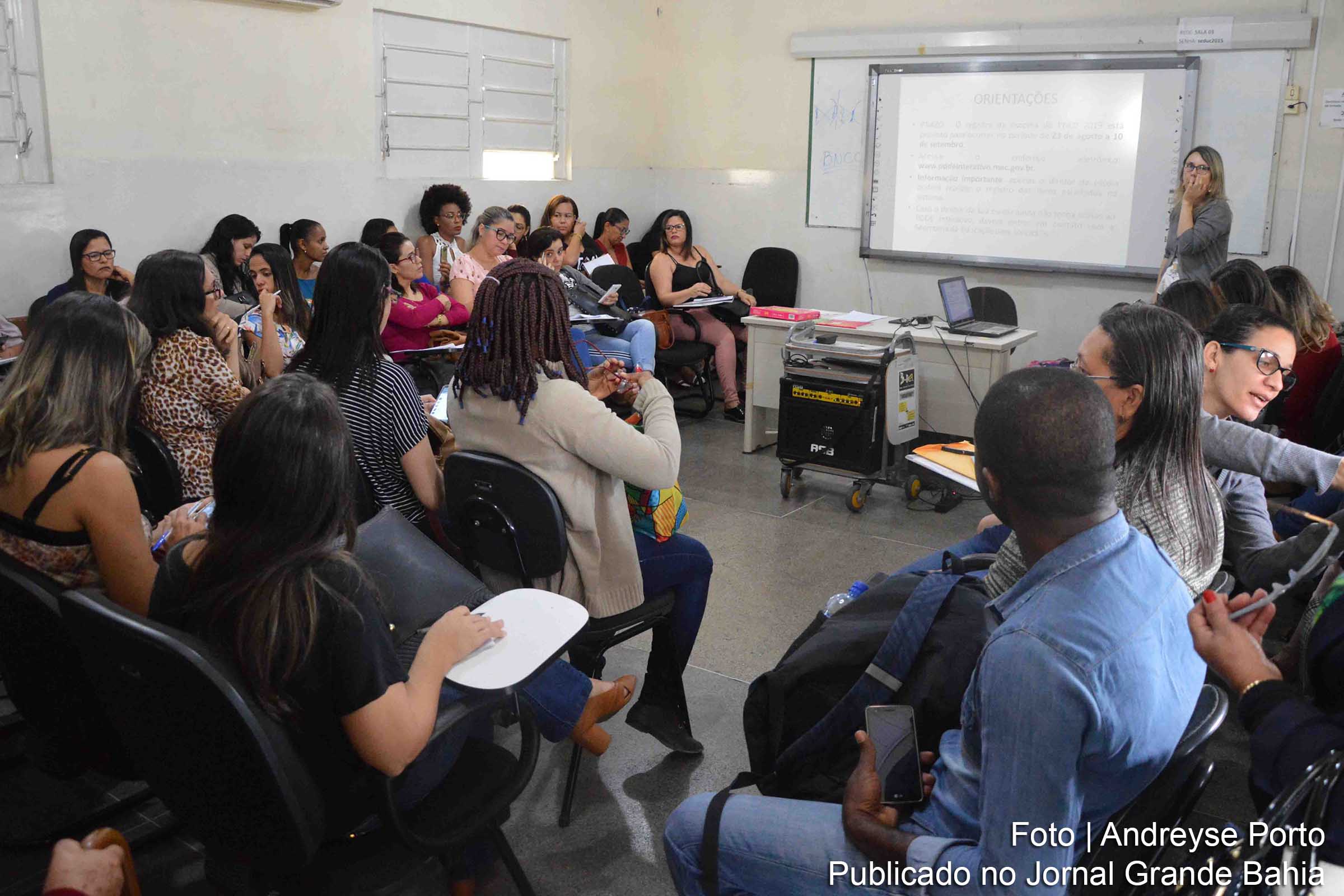 A Divisão de Educação Infantil reuniu coordenadores e gestores para orientação sobre escolha do material didático.