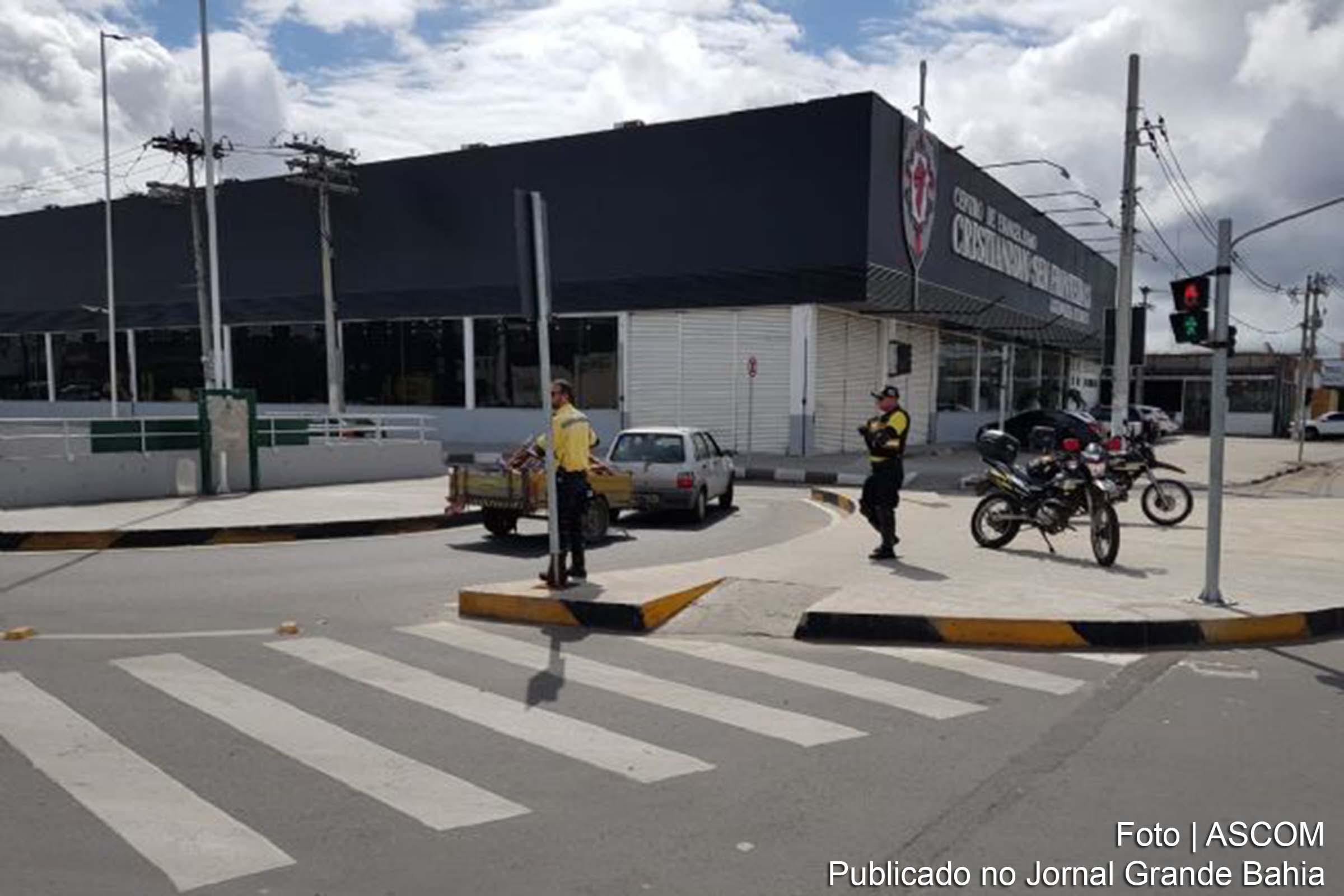 Agentes da Superintendência Municipal de Trânsito realizam trabalho de campo no retorno do túnel Carlos Kruschewsky, em Feira de Santana.