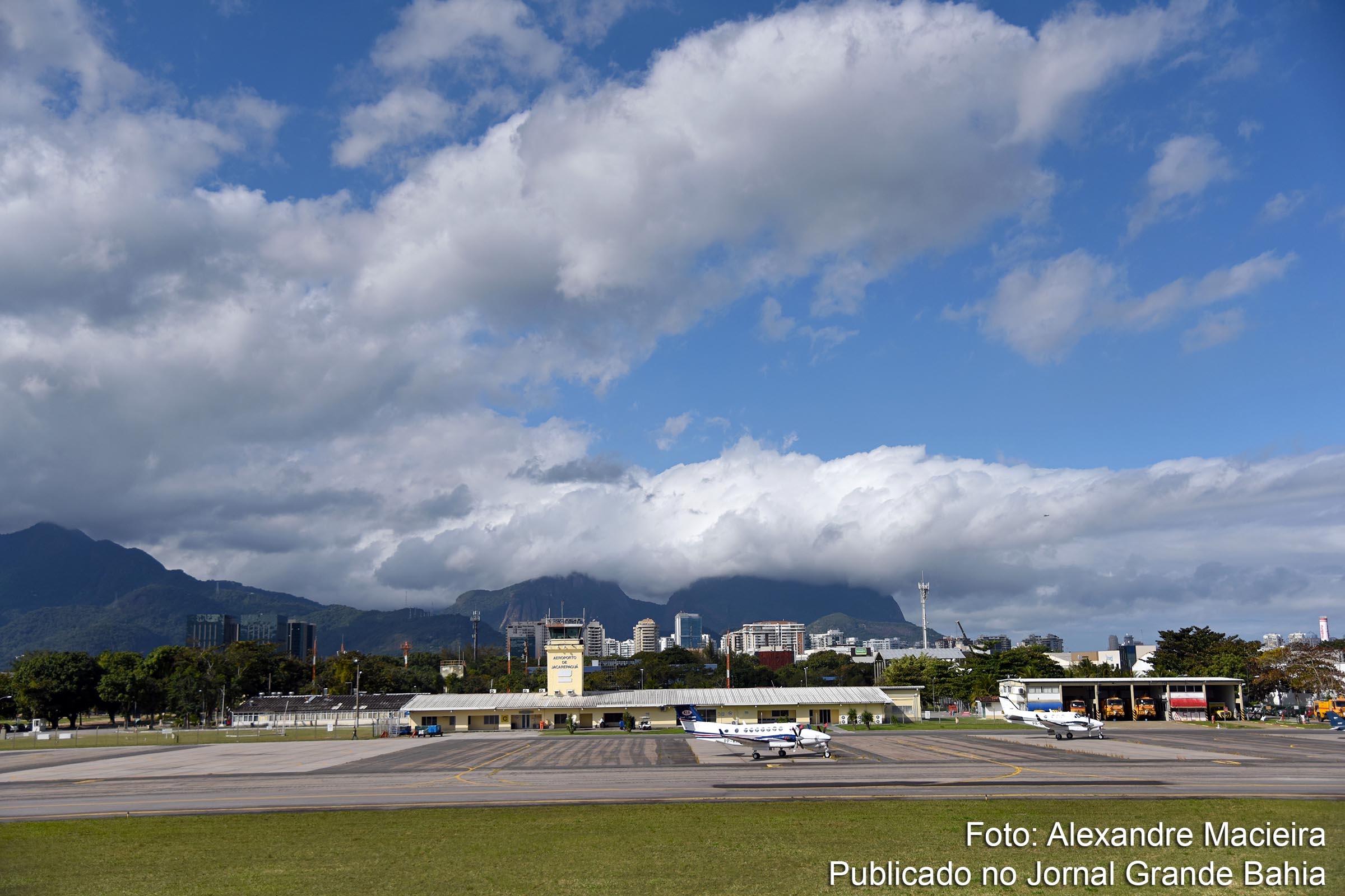 Vista panorâmica do Aeroporto de Jacarepaguá, no Rio de Janeiro.