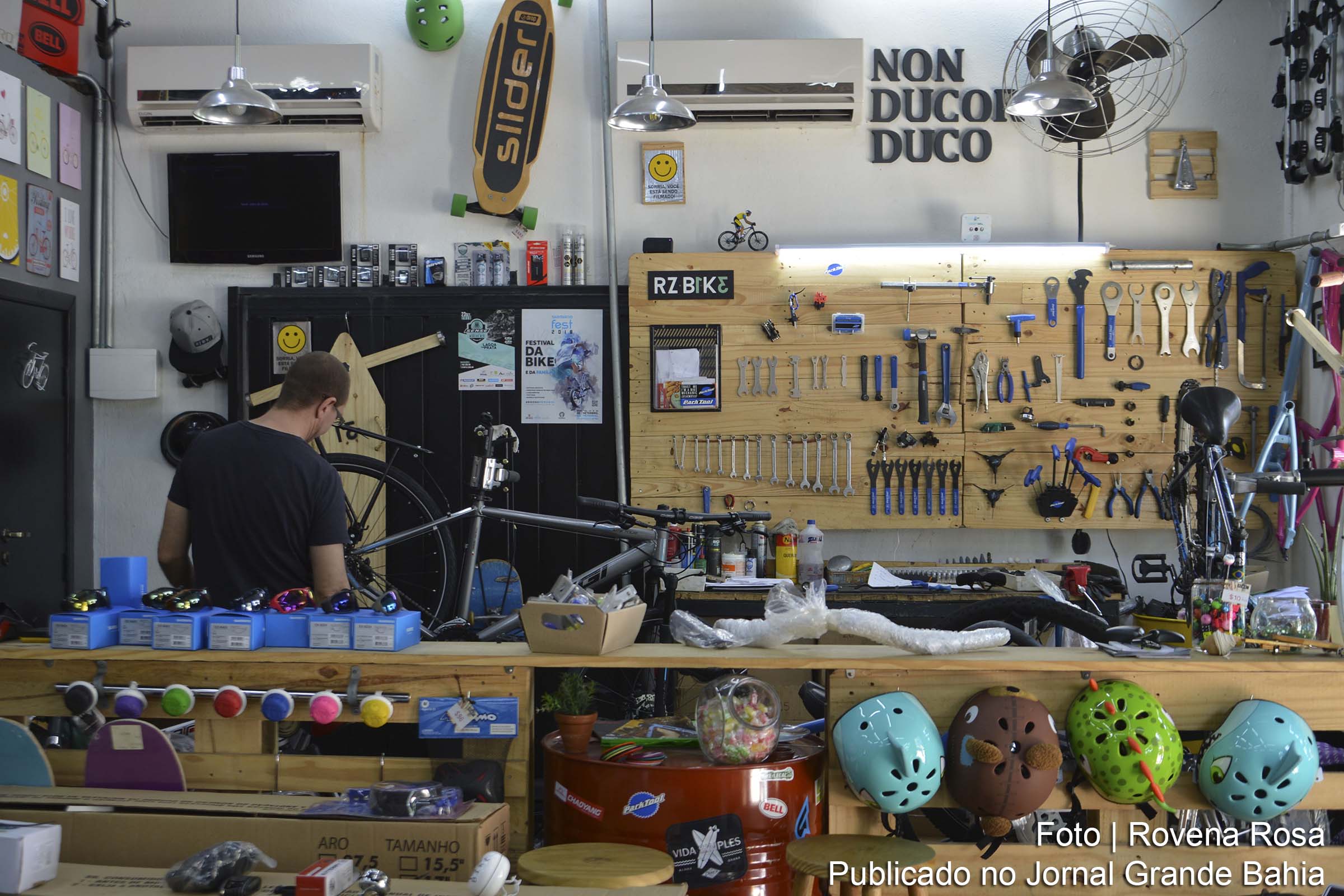 A bicicletaria do casal Carolina e Juliano Tancredi funciona na garagem da casa que moram em Perdizes, região oeste.