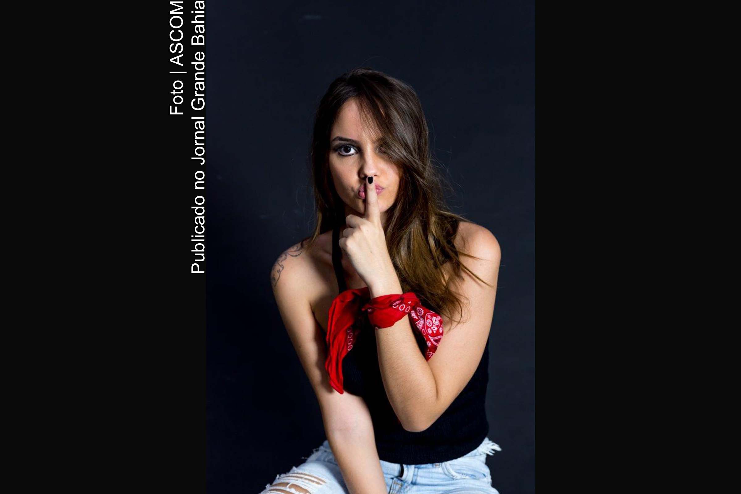 Cantora lavínia apresenta show ‘Caju + Eu’, uma homenagem a Cazuza, no Teatro SESI Rio Vermelho.