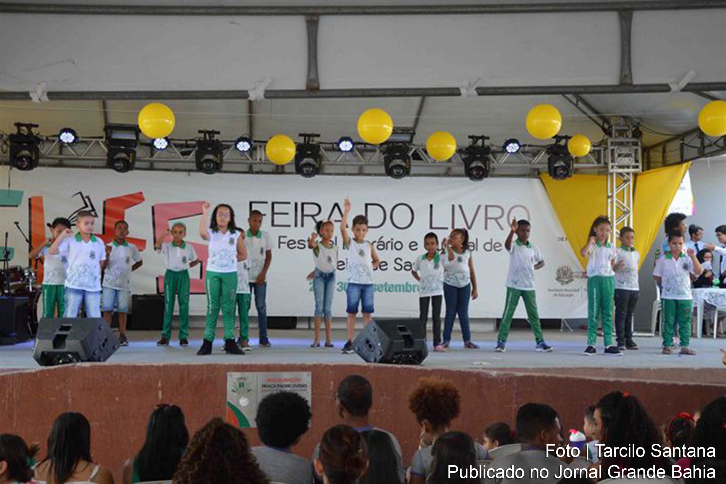 Alunos da Escola Municipal Nóide Cerqueira fazem apresentação musical em Libras na 11ª Feira do livro.