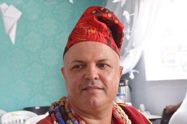 Tatá Indembuká: uma aluna de uma faculdade disse-me que a minha religião era do diabo.