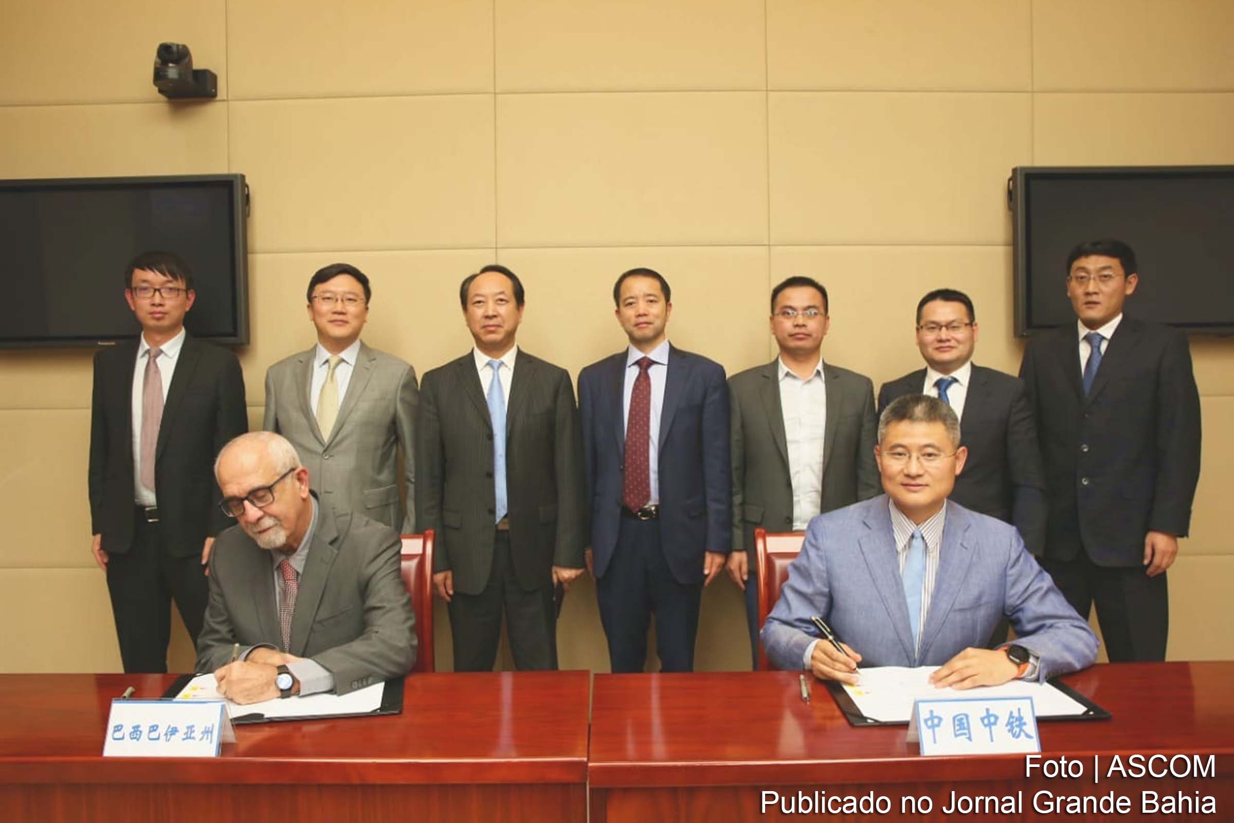 Bruno Dauster, secretário da Casa Civil, assina protocolo de intenções durante missão internacional na China.