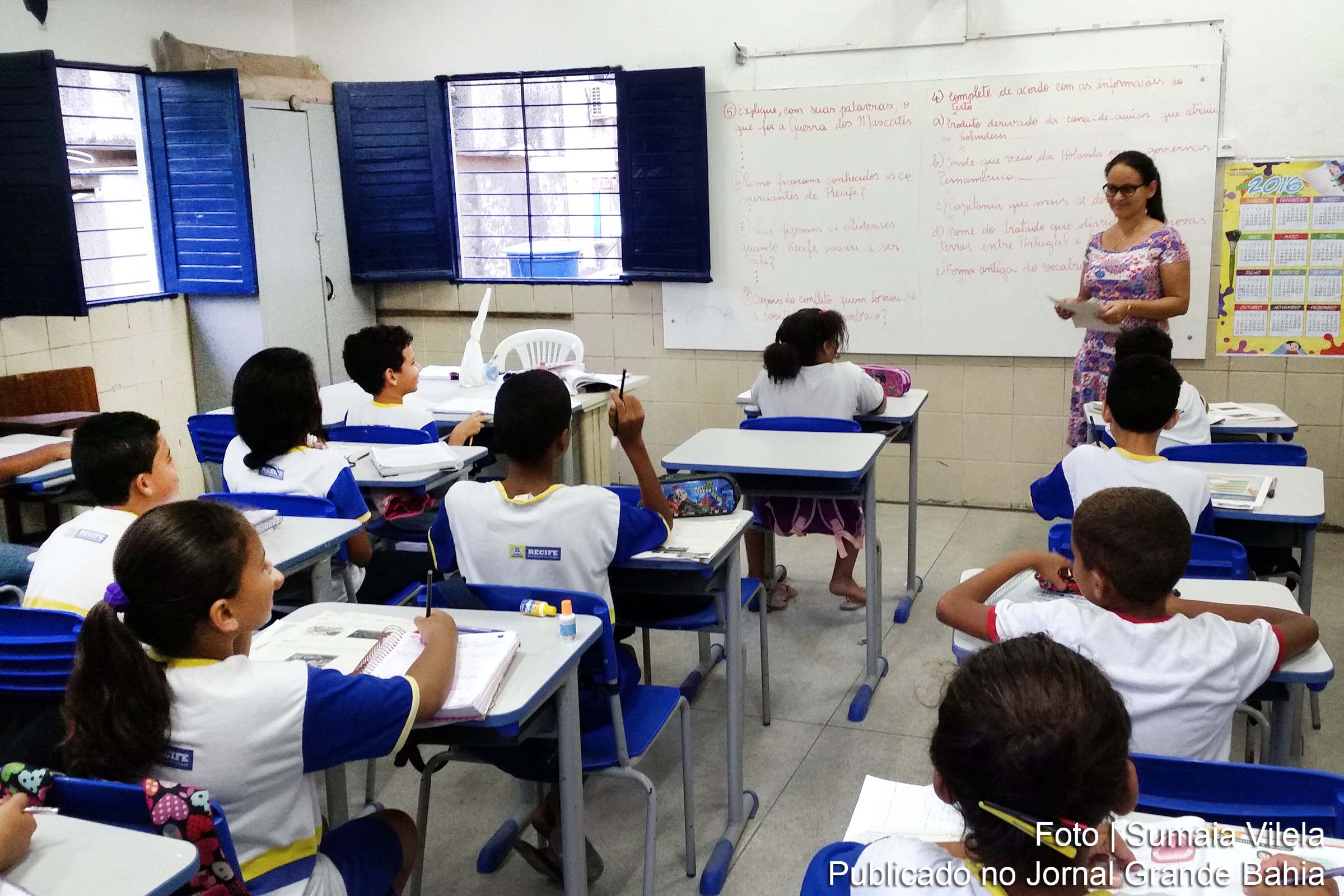 Alunos da Escola Municipal Abílio Gomes, na capital pernambucana, usam livros didáticos que podem ser proibidos pela Câmara de Vereadores.
