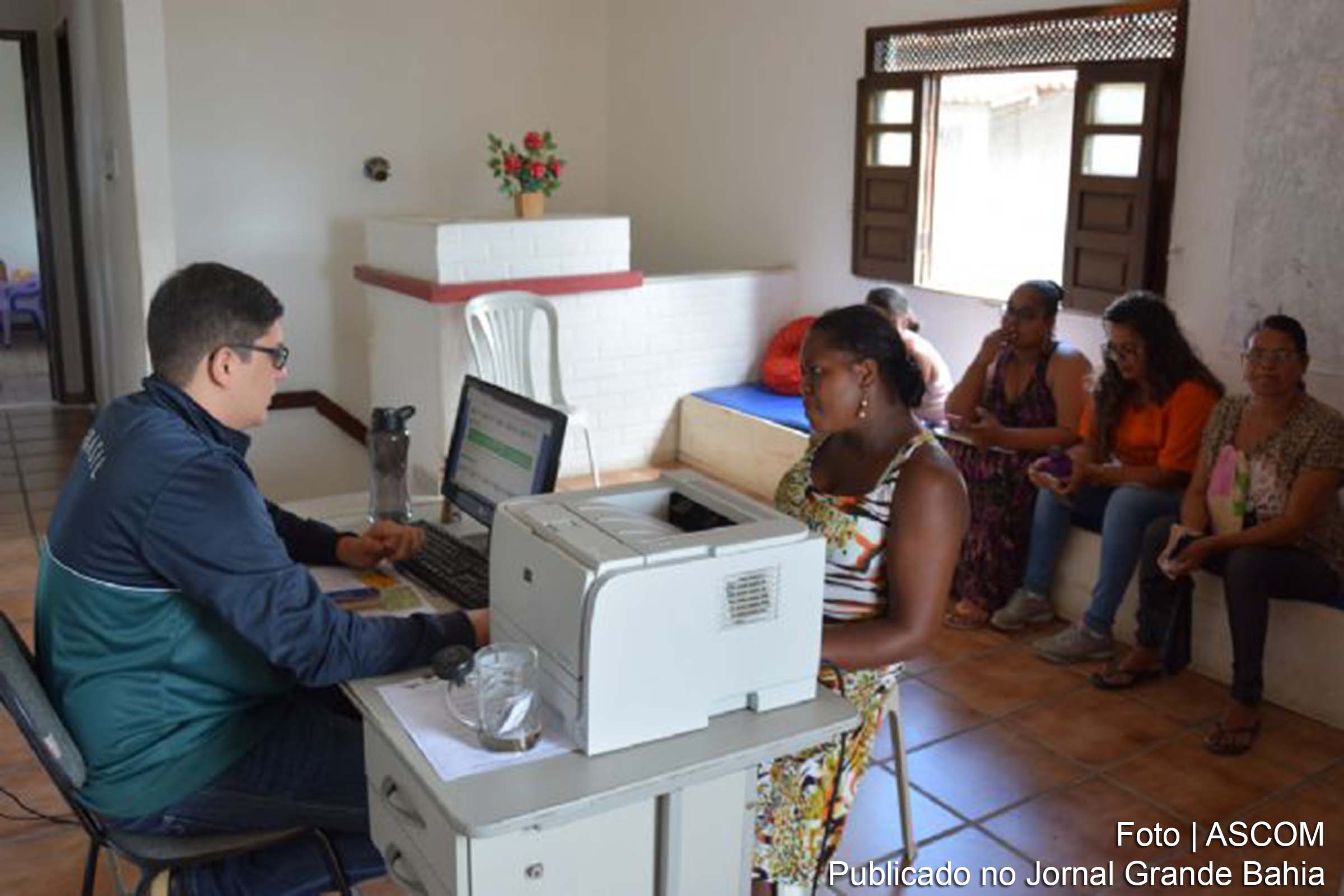 Atendimento de beneficiários do programa Bolsa Família em Feira de Santana.