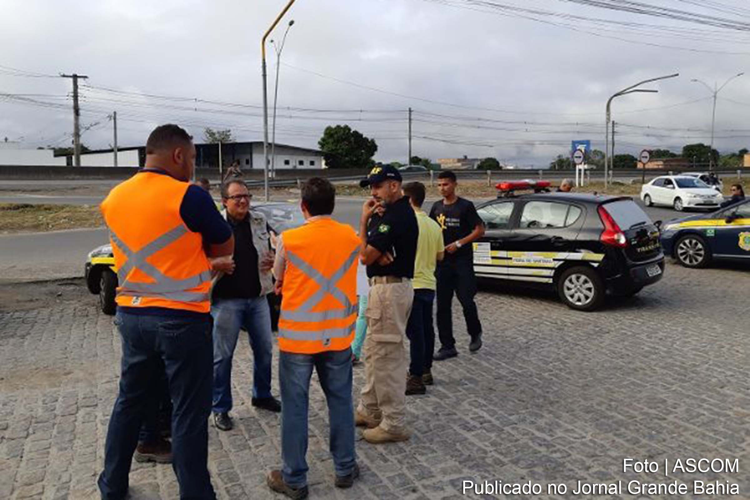 Ação conjunta entre SMT, VIABAHIA E PRF objetivam o ordenamento do trânsito na Avenida Eduardo Fróes da Mota.
