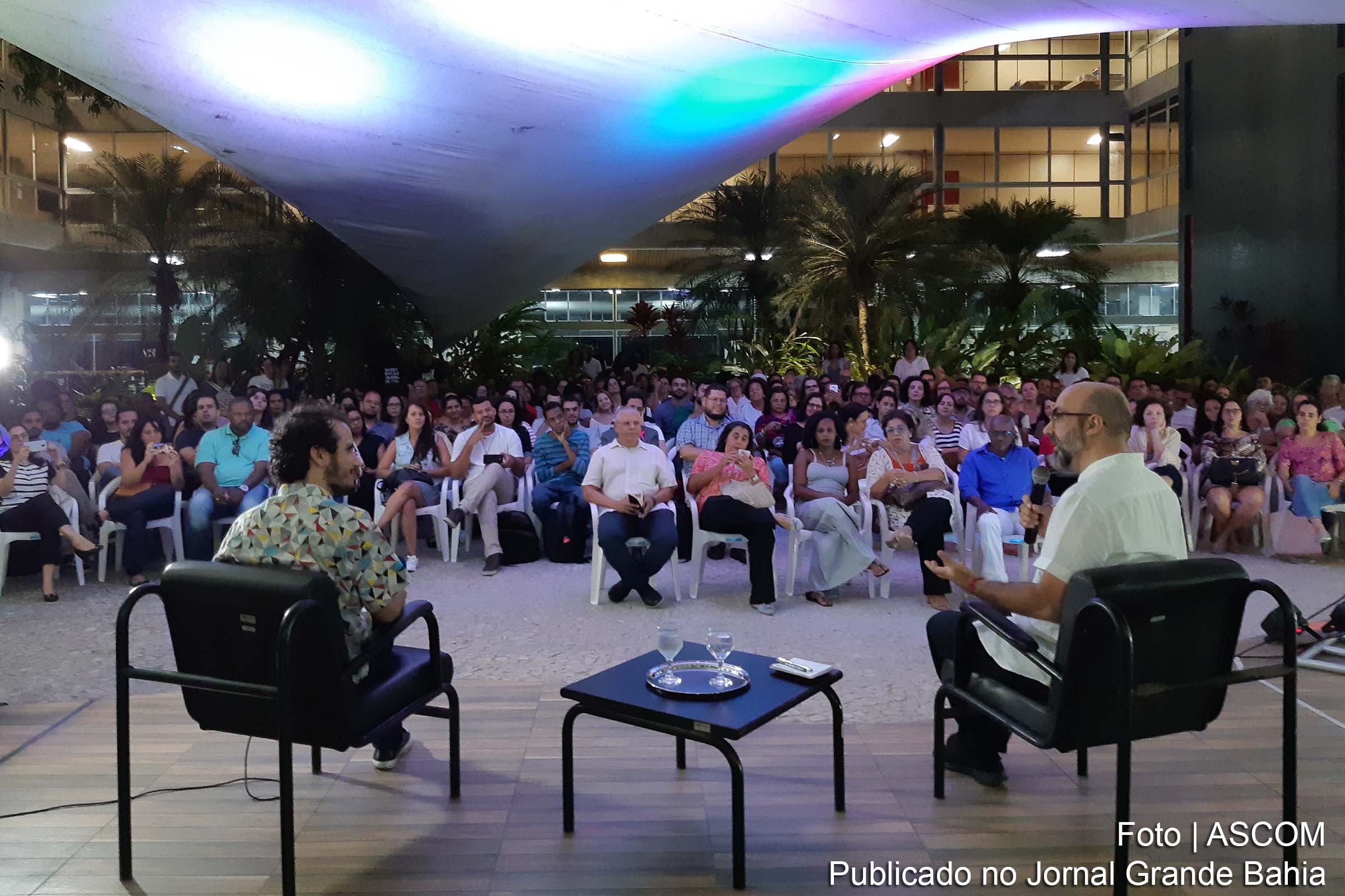 Bate-papo com o escritor Valter Hugo Mãe na Biblioteca Central do Estado da Bahia.