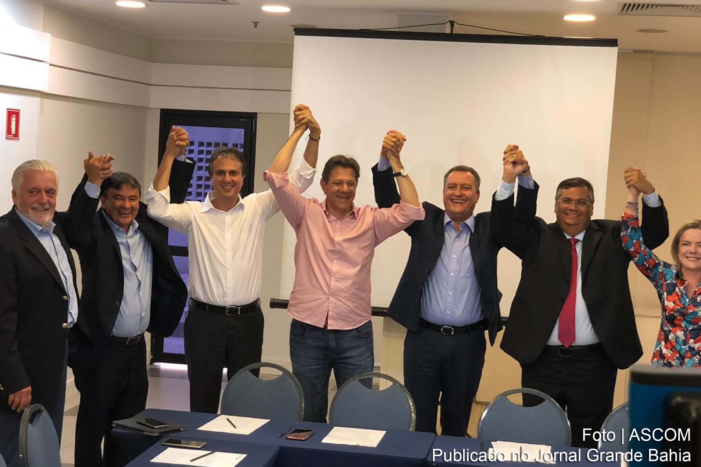 Fernando Haddad, governador Rui Costa e políticos do PT e do PCdoB participam de encontro em São Paulo.
