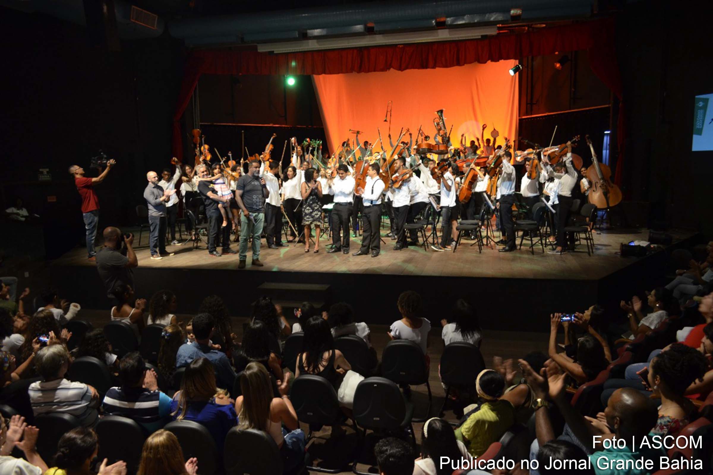 Crianças e adolescentes do Núcleo Antônio Gasparini de Prática Musical participam do concerto Músicas Brasileiras.