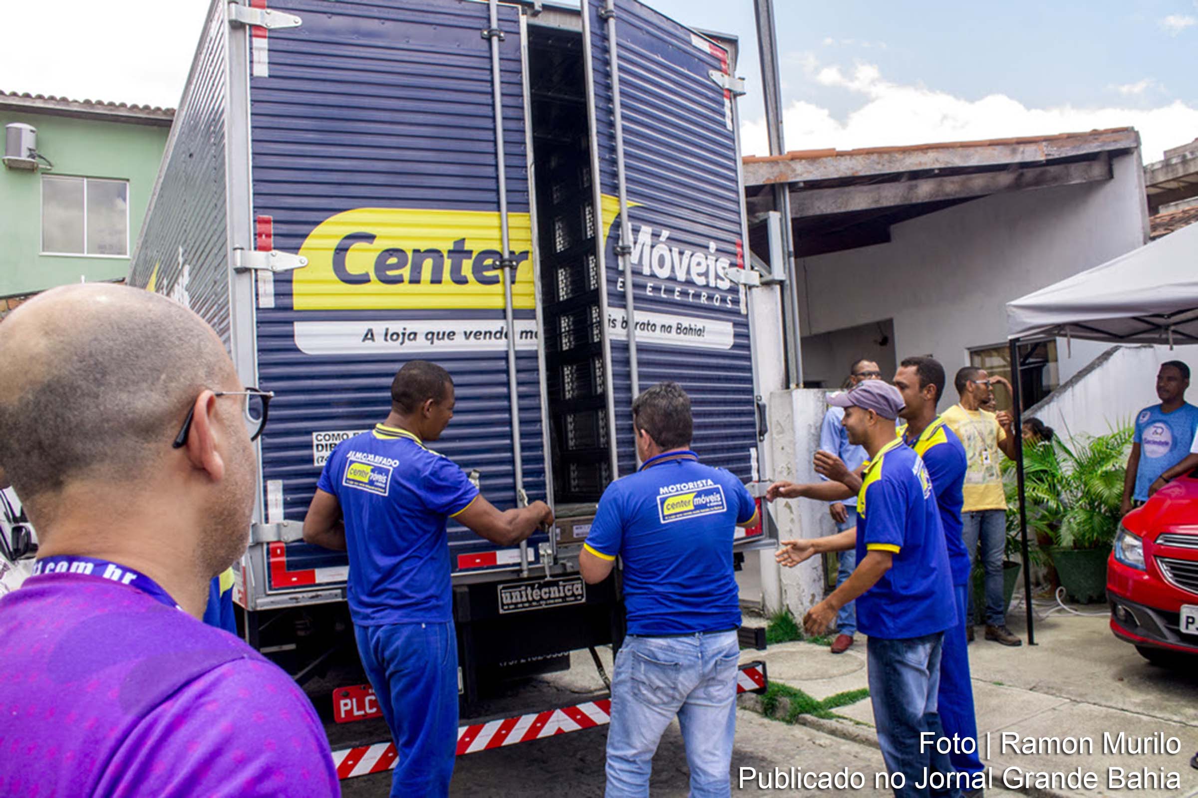 Princesa FM entrega caminhão de prêmios no Bairro Parque Ipê, em Feira de Santana