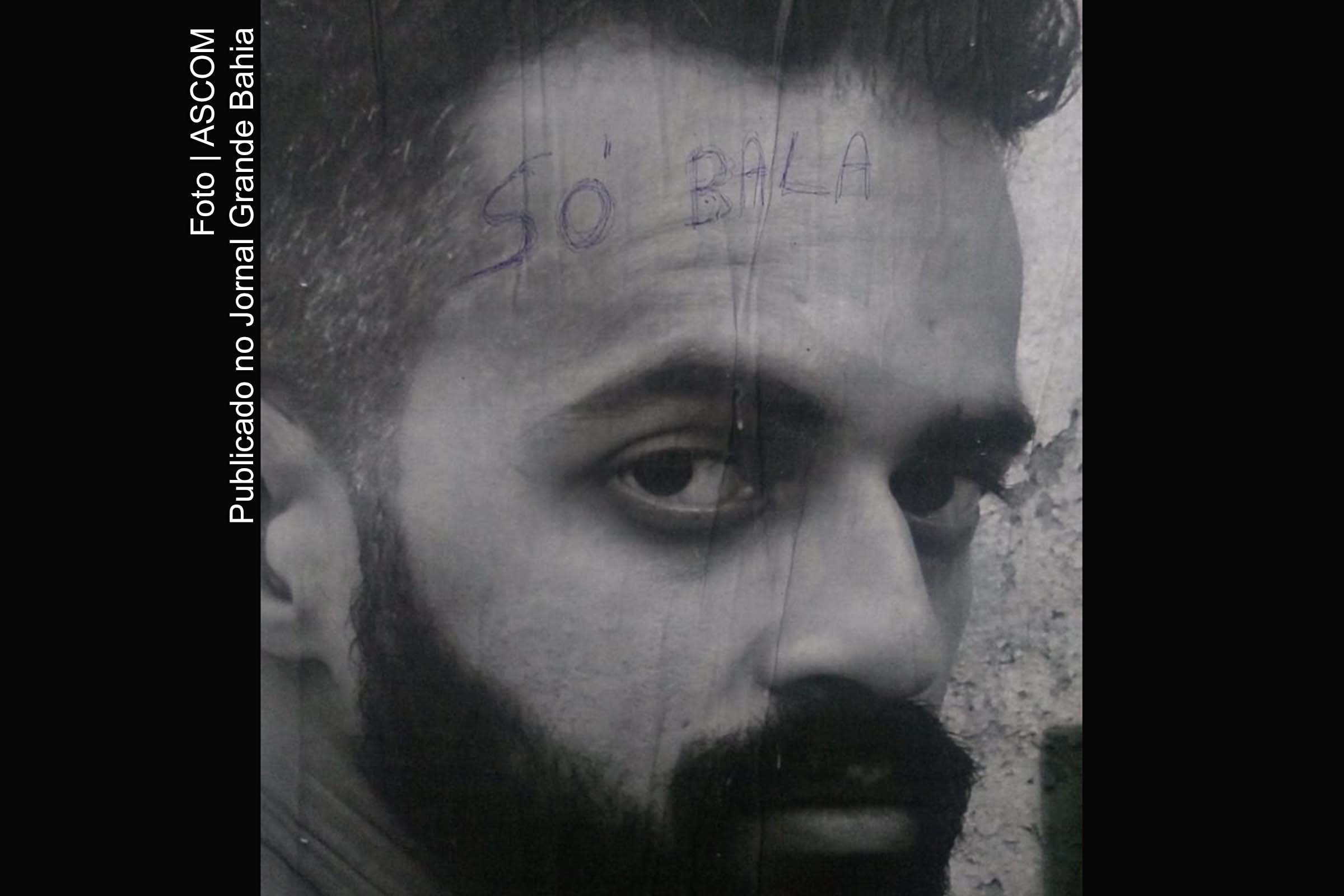 Fotografia da exposição É Só Amor sofre ato de vandalização.