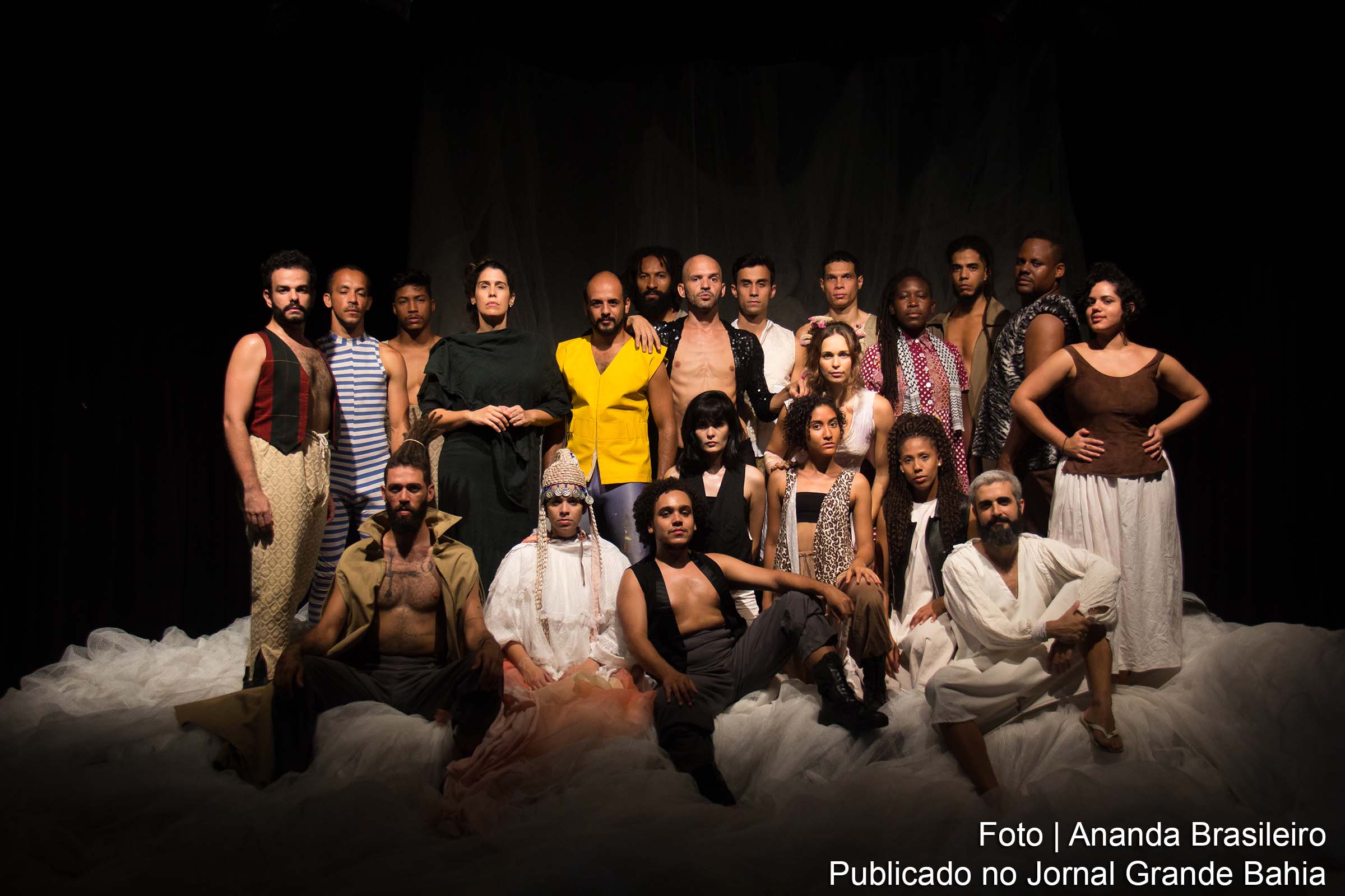 Elenco do Espetáculo Os Demônios se apresenta no Teatro Vila Velha.