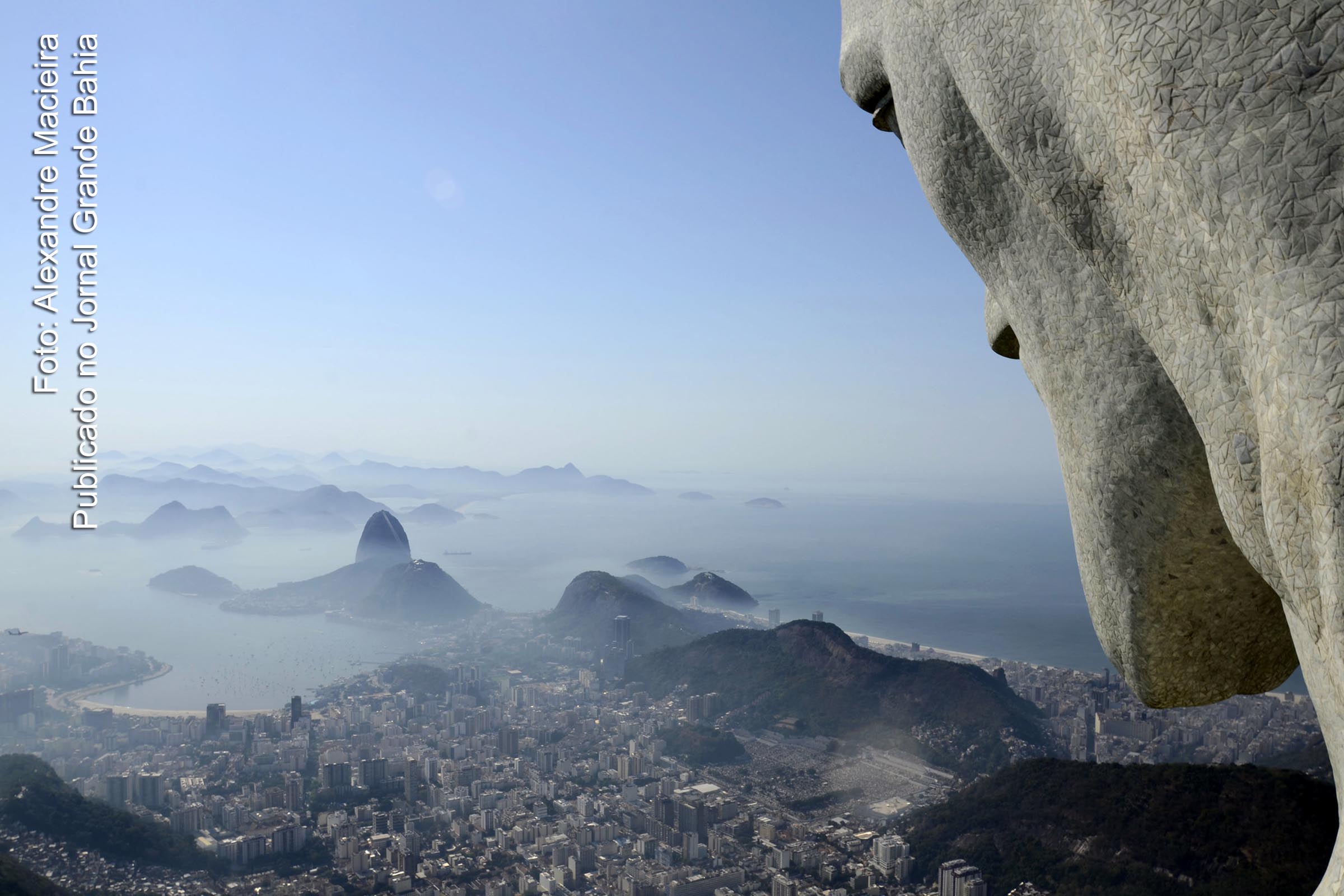Estátua do Cristo Redentor e vista panorâmica da cidade do Rio de Janeiro.