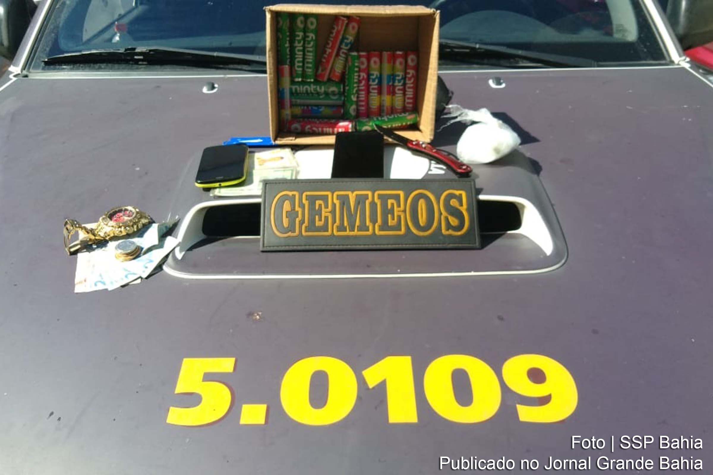 Arma branca, celulares e doces são apreendidos pela PM da Bahia.