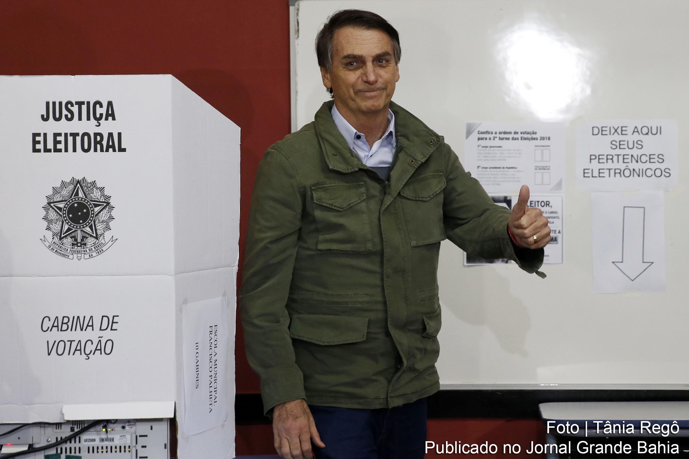 Jair Bolsonaro cumprimenta imprensa após votar no segundo turno das eleições 2018.
