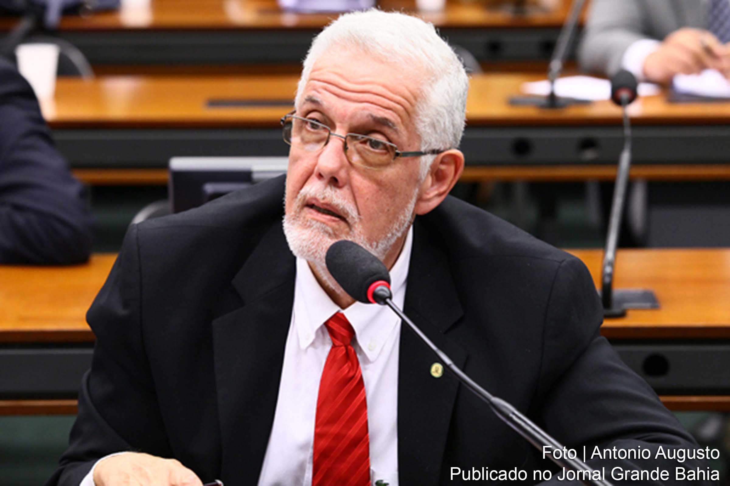 O deputado federal Jorge Solla (PT-BA) ingressou com uma representação contra o candidato a presidente Jair Bolsonaro (PSL) por crime contra a Segurança Nacional, requerendo sua prisão imediata.